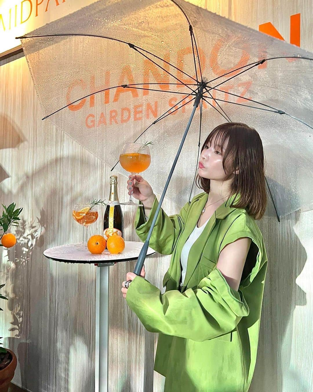 山内あいなさんのインスタグラム写真 - (山内あいなInstagram)「乾杯〜〜🍊🍸🌿 ⁡ お仕事帰りに、シャンドン シークレット ガーデン ミッドパーク ラウンジにお邪魔しました🍾🍸 ⁡ 都会のど真ん中で自然に囲まれながら、 オレンジのスパークリングワインで乾杯🍊🌿 ⁡ 最高シャンパンやワインにハマっていたので 幸せだったな☺️🤍 ⁡  ドレスコードのSummer Cocktailに合わせて @amail_official のジャケット着てみました💚 こういう変形してるデザインが好きすぎる🥹👏🏻  「シャンドン ガーデン スプリッツ」は今年4月に新発売したんだけど、柑橘系で飲みやすく氷も入れるので夏にぴったり😌🌴  期間限定のポップアップラウンジは 8月28日(日)までミッドタウン・ガーデンにオープンしているよ😉是非都会で自然を感じてお酒を楽しんでみてね🤍 ⁡ #シャンドンガーデンスプリッツ #シャンドン  #ChandonGardenSpritz  #ChandonSecretGarden」7月16日 19時42分 - ainayamauchi3131