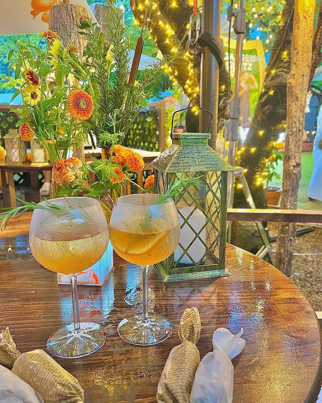 山内あいなさんのインスタグラム写真 - (山内あいなInstagram)「乾杯〜〜🍊🍸🌿 ⁡ お仕事帰りに、シャンドン シークレット ガーデン ミッドパーク ラウンジにお邪魔しました🍾🍸 ⁡ 都会のど真ん中で自然に囲まれながら、 オレンジのスパークリングワインで乾杯🍊🌿 ⁡ 最高シャンパンやワインにハマっていたので 幸せだったな☺️🤍 ⁡  ドレスコードのSummer Cocktailに合わせて @amail_official のジャケット着てみました💚 こういう変形してるデザインが好きすぎる🥹👏🏻  「シャンドン ガーデン スプリッツ」は今年4月に新発売したんだけど、柑橘系で飲みやすく氷も入れるので夏にぴったり😌🌴  期間限定のポップアップラウンジは 8月28日(日)までミッドタウン・ガーデンにオープンしているよ😉是非都会で自然を感じてお酒を楽しんでみてね🤍 ⁡ #シャンドンガーデンスプリッツ #シャンドン  #ChandonGardenSpritz  #ChandonSecretGarden」7月16日 19時42分 - ainayamauchi3131