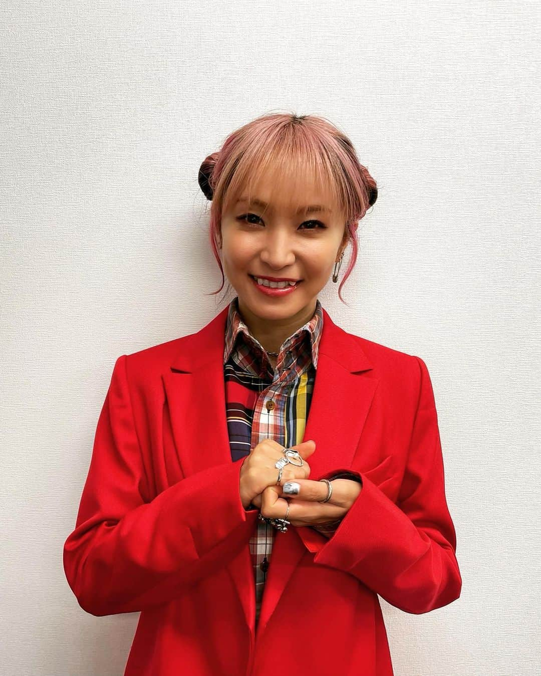 LiSAさんのインスタグラム写真 - (LiSAInstagram)「間違った特別支配人ポーズ🧞‍♀️  映画「ミニオンズ　フィーバー」@ TOHOシネマズ渋谷の舞台挨拶は、特別支配人らしい真っ赤なお召し物でした🔴㊗️  ミニオンズシアターは、期間限定なのでこの特別を是非体験して〜！！🍌 ミニオンズシアターは、TOHOシネマズ渋谷にて7/21までの限定OPENです🍌  #くばちゃまコーデ #たばたばへあー」7月16日 20時26分 - xlisa_olivex