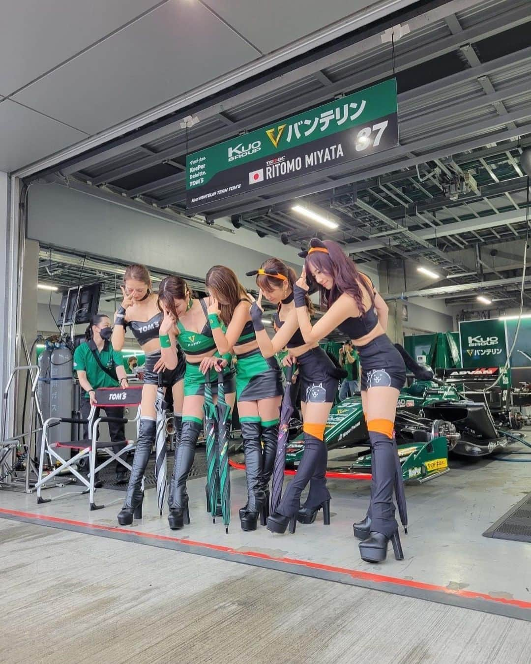 霧島聖子さんのインスタグラム写真 - (霧島聖子Instagram)「SUPER FORMULA Rd.6 FUJI予選日お疲れ様でした🗻 天候の事が考慮された為急遽予選方式が計時予選に変更となり、全21台が一斉に予選を走行しました🏎  雨足も徐々に強まる中三度の赤旗が入る 波乱の予選となりましたね☔️ 水飛沫で前もほぼ見えないような状況の中 あんなに速く走ってアタックできるのって 本当に凄いなと改めて感じました、、 ドライバーの皆さんもチームの方々もお疲れ様でした🏁  夕方に正式予選結果が出まして  明日の決勝は 36号車▶︎14番手 37号車▶︎20番手 からのスタートとなります❤️‍🔥  追い上げを願って明日も！ Kuo VANTELIN TEAM TOM’Sにエールを届けましょう📣  雨の中ピットウォークやステージなど 足を運んで下さったファンの方々、 ありがとうございましたm(_ _)m 風邪ひかないようにね🥹  #SFormula #SF #TomsRacing #富士スピードウェイ #にゃんこ大戦争ガールズ #Racequeen #スケジュール #RQ #レースクイーン #toms #SUPERFORMULA #スーパーフォーミュラ #予選結果 #予選 #レース結果」7月16日 22時32分 - seiko_kirishima