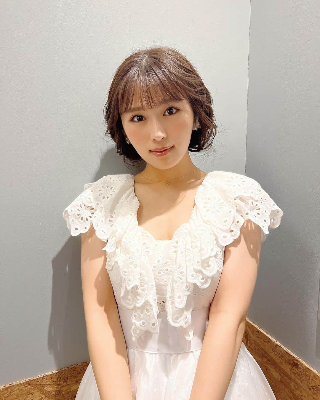 渋谷凪咲さんのインスタグラム写真 - (渋谷凪咲Instagram)「憧れの昭和アイドルさんに…🌼  ライブのソロコーナー、 曲も演出も好きにしていいよと言う事で！  小さい頃からの憧れで大好きなアイドルさんになりきって歌わせて頂きました♡とても幸せでした…♡  配信もりますので、ご興味ございましたらぜひ！詳しくはNMB48ホームページをご覧下さいませ！  #NMB48NAMBAZAAR2022 #27thシングル選抜ライブ #昭和歌謡 #昭和アイドル さん #松田聖子 さん #オマージュさせて頂きました🙇🏻‍♀️ #小さい頃からの夢が叶いました✨ #ファンの皆様が私に投票して下さったからソロコーナーが出来ました！ #そしてなりきらせて下さった #メイクさん衣装さん #皆さまに感謝です！」7月16日 23時54分 - nagisa_nikoniko