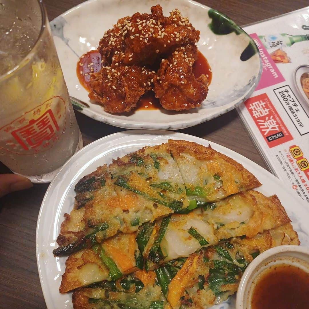 小川理子さんのインスタグラム写真 - (小川理子Instagram)「池袋で激安韓国料理のお店 「韓激」で夜ご飯🤤  メニュー見てお値段の安さにびっくりした‼︎ チャプチェ290円でこの量😳  他にも あさり純豆腐、ケランチム、 葱チヂミ、ヤンニョムチキン、 店員さんおすすめだったポテトサラダ(コロッケ使ってて新しい😍)❤︎ 全てお得な金額設定で、 全部おいしくてビックリした😍  サムギョプサルセットは、お肉が串にささってて、焼き易い✨✨考えられてるなー❤︎  店内に漬け込みレモンサワーのキープボトルがあったりして可愛い😍私はボトル注文しなかったのだけど、、これは何杯でも飲める美味さ‼︎‼︎‼︎  池袋駅の本当に目の前なので、場所も嬉しいし、メニューも豊富なので辛いの苦手な方も嬉しい🥰 安い！おいしい！これも食べたいって言ってついつい食べすぎちゃうのが心配だけど、、笑 また来なきゃ❤︎  PR @kangeki_official #激安激旨 #和コリアン #韓国チヂミ #韓国居酒屋 #スンドゥブチゲ #韓国料理屋 #韓激 #池袋韓国料理 #トリドリベース #サムギョプサル大好き #韓国料理好きな人と繋がりたい #レモンサワー好きな人と繋がりたい #漬け込みレモンサワー #レモンサワー好き #池袋グルメ #池袋居酒屋 #池袋ディナー #食いしん坊万歳」7月17日 1時40分 - ogawariko11