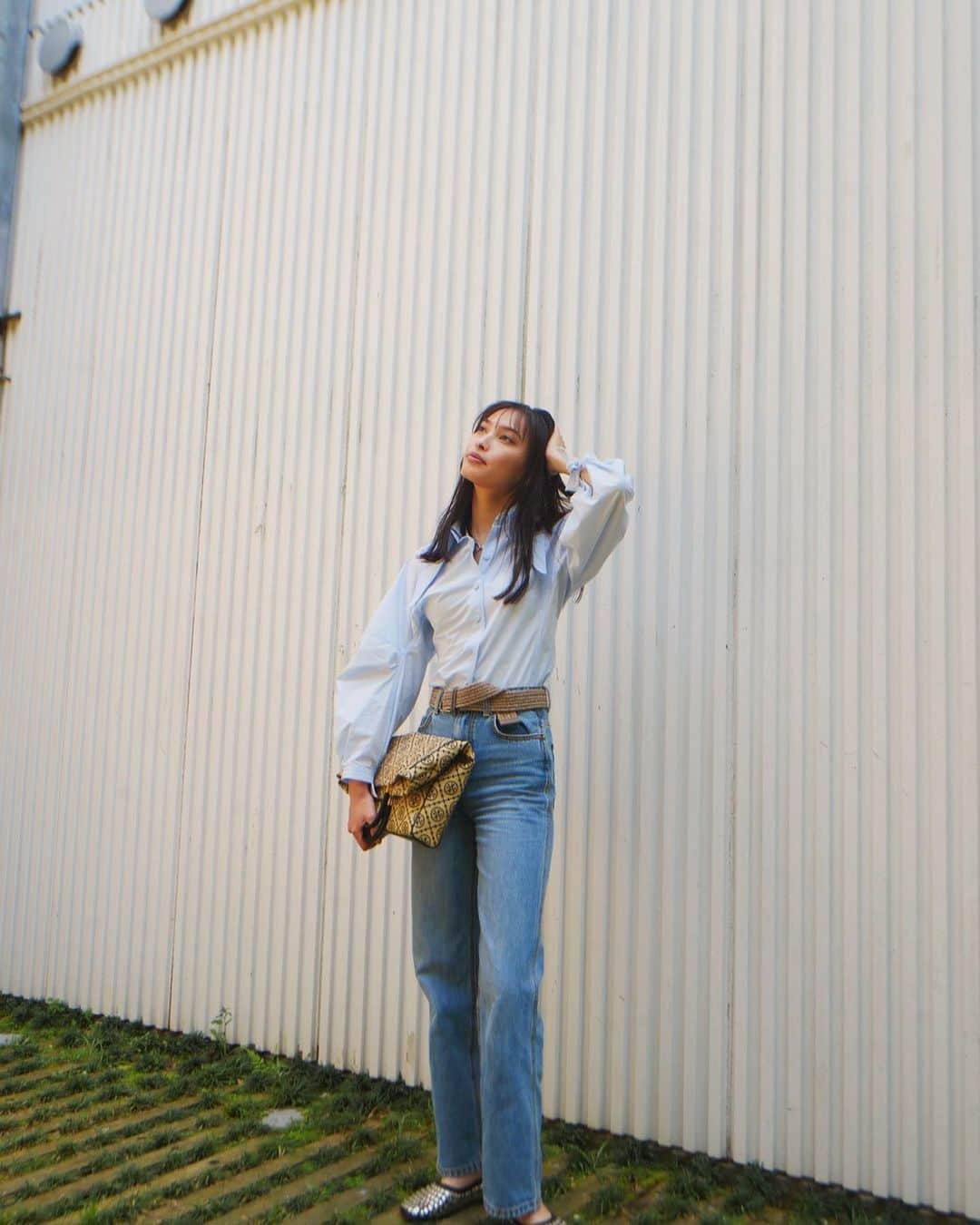 大政絢さんのインスタグラム写真 - (大政絢Instagram)「#今日の絢服 おはようございます🌞  この👜。持ち方が3wayに✨ そして、新しいデニムの形が綺麗で週半分くらい履いています👖  @toryburch   夏はデニムにタンクトップがお決まりコーデ🤔今年もそうなりそうです笑」7月17日 7時00分 - aya_omasa_official
