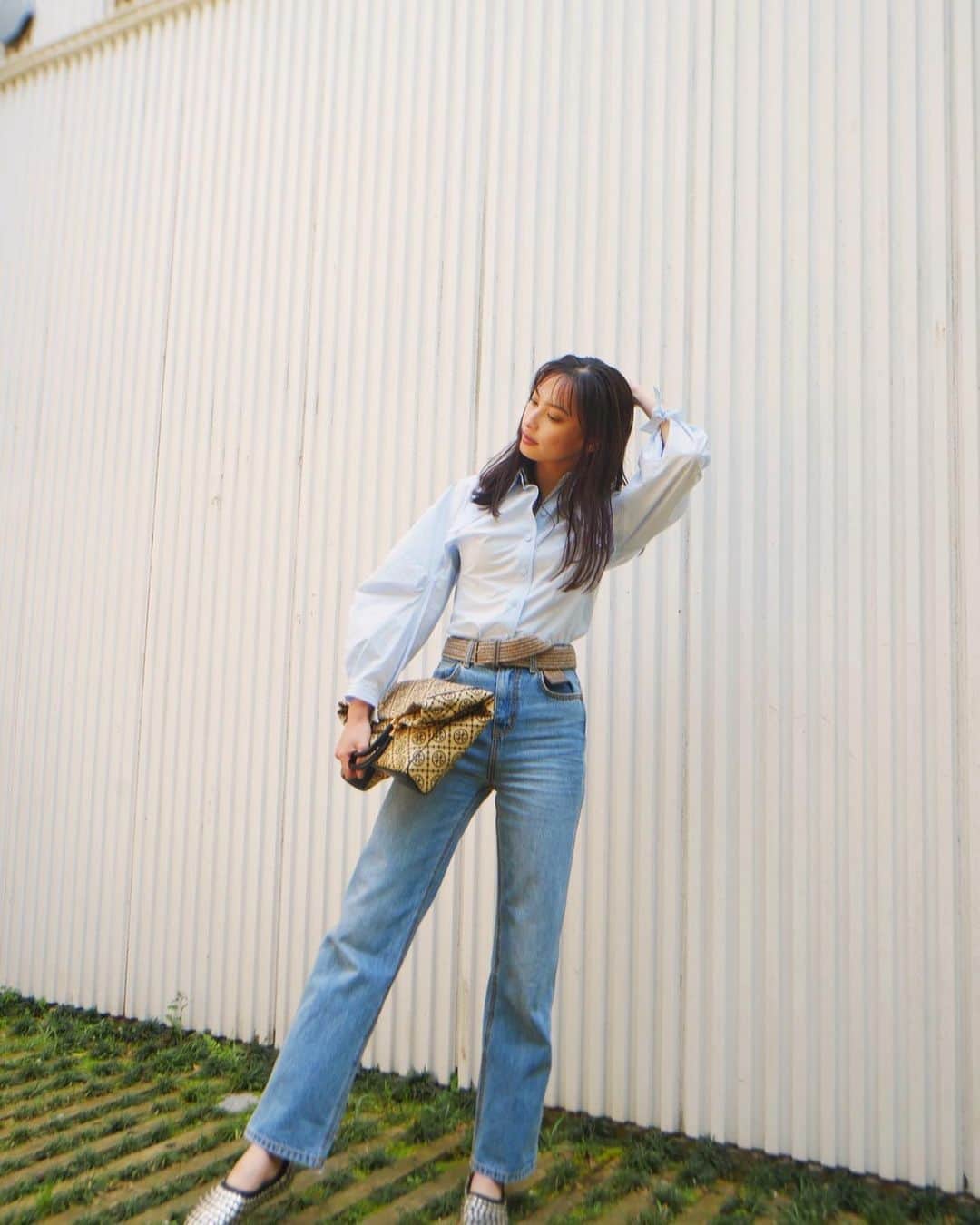 大政絢さんのインスタグラム写真 - (大政絢Instagram)「#今日の絢服 おはようございます🌞  この👜。持ち方が3wayに✨ そして、新しいデニムの形が綺麗で週半分くらい履いています👖  @toryburch   夏はデニムにタンクトップがお決まりコーデ🤔今年もそうなりそうです笑」7月17日 7時00分 - aya_omasa_official