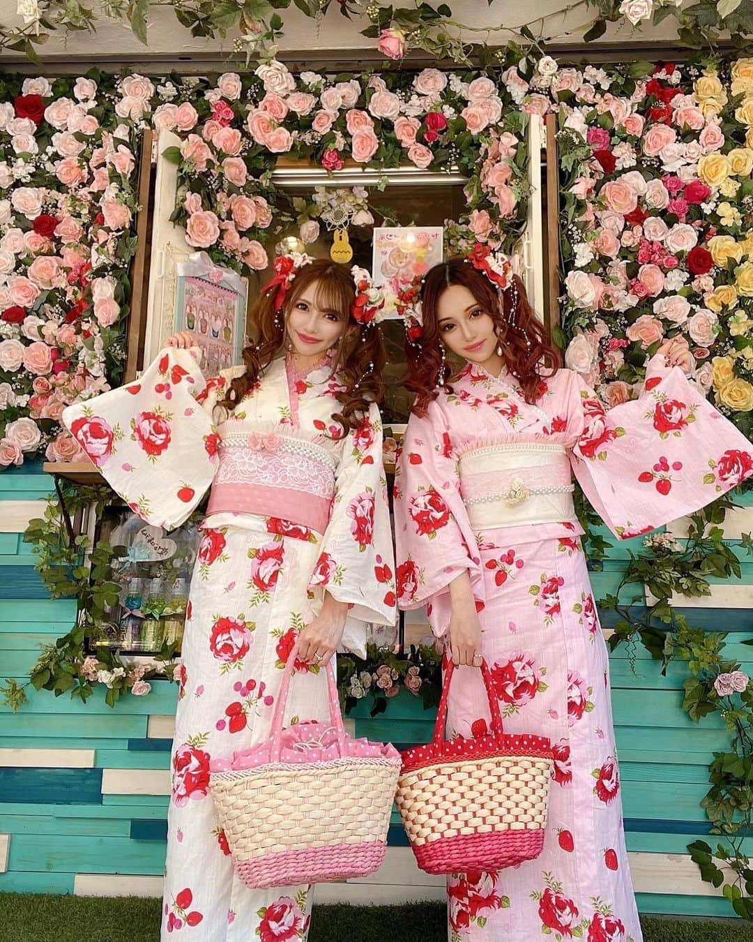 桜井莉菜さんのインスタグラム写真 - (桜井莉菜Instagram)「りりかちゃん @ririkakotobuki と 浅草浴衣デート❤️ りりかちゃんと遊ぶ時はいつも 可愛い系メーターを最強まで振り切れるから、自分的にも楽しい💓💓💓 ツインテールとか、何年振りだろ😂🌸ﾌﾌﾌ 何でもやりきらなきゃ損だし楽しんだもん勝ちでしょ❤️ でも、この浴衣と髪型するなら 前髪欲しかったなぁーとはちょっと思った🤨 まぁそこは仕方ない🤪 浴衣は【 @asakusa_omotenashi 】で セットと着付けもしてもらったよ💕 可愛い浴衣いっぱいでヘアアクセも豊富だから、めちゃオススメ💗実はもう8月も予約してるんだー❤️❤️❤️ 楽しみ過ぎるっ💋 そして浅草デート定番の【 @yorozu444_038 】❣️ この日は暑過ぎて珍しく飲み物にしたっ😂 弱炭酸で一気にグビグビいけて 美味しかったーーー💓 やっぱり浴衣って可愛くて好き💕  #浴衣#浴衣デート#浅草#浅草デート#浅草食べ歩き#浅草浴衣#浴衣レンタル#おもてなし#ツインテール#浴衣ヘア#浴衣ヘアアレンジ#浴衣ヘアセット」7月17日 8時18分 - rina__sakurai