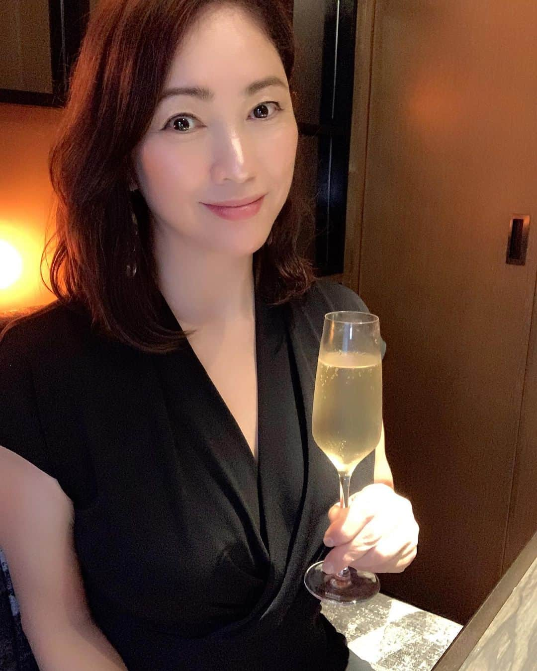 田中悦子さんのインスタグラム写真 - (田中悦子Instagram)「一人バージョン💕  美味しいお肉には お酒🥂🍷がすすみすぎます💯  幸せなひととき😍  またお仕事頑張って 来たいと思えた 『にく崎』でした😋  にく崎刻印のお箸は 最後お持ち帰りできるのです❣️  @nikusaki_yakiniku   http://nikusaki.com/  #にく崎 #銀座焼肉 #新橋焼肉 #スパークリングワイン  #ワイン #wine #winelover  #アラフィフ #アラフィフ女子 #アラフィフグルメ女子 #焼肉好きな人と繋がりたい」7月17日 11時45分 - etsuko.reborn25