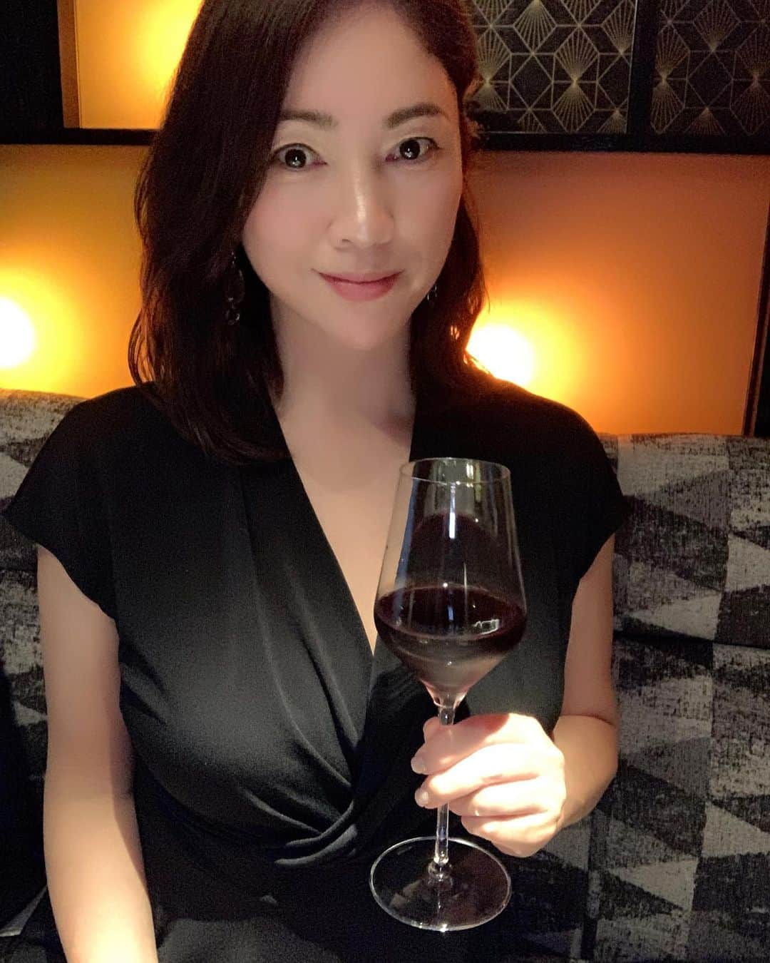 田中悦子さんのインスタグラム写真 - (田中悦子Instagram)「一人バージョン💕  美味しいお肉には お酒🥂🍷がすすみすぎます💯  幸せなひととき😍  またお仕事頑張って 来たいと思えた 『にく崎』でした😋  にく崎刻印のお箸は 最後お持ち帰りできるのです❣️  @nikusaki_yakiniku   http://nikusaki.com/  #にく崎 #銀座焼肉 #新橋焼肉 #スパークリングワイン  #ワイン #wine #winelover  #アラフィフ #アラフィフ女子 #アラフィフグルメ女子 #焼肉好きな人と繋がりたい」7月17日 11時45分 - etsuko.reborn25