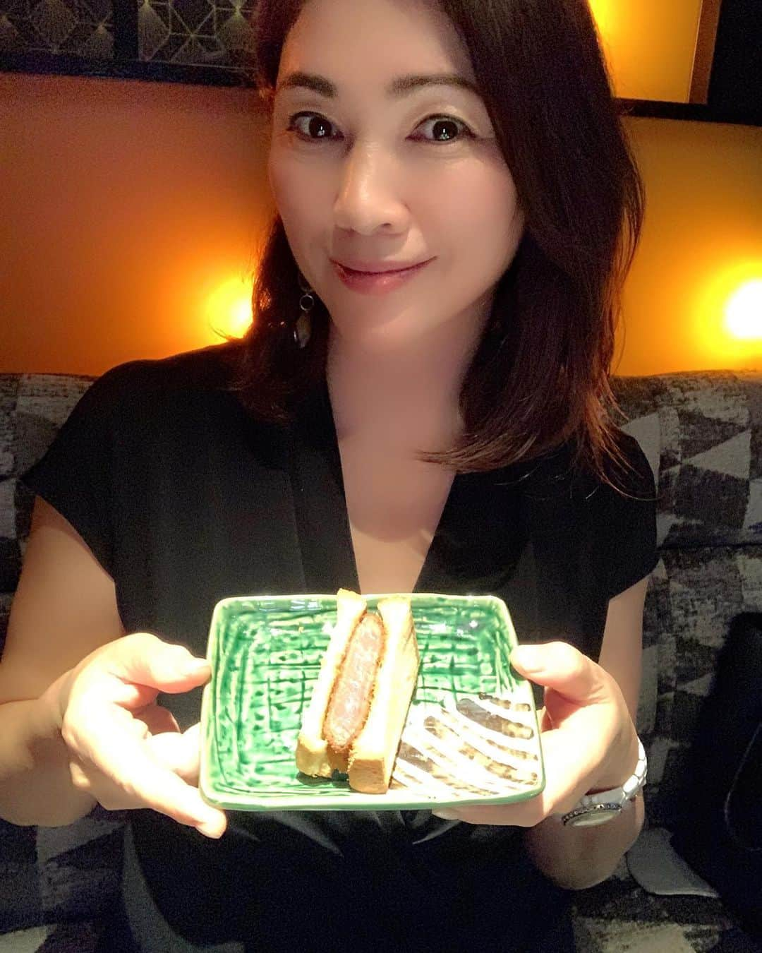 田中悦子さんのインスタグラム写真 - (田中悦子Instagram)「一人バージョン💕  美味しいお肉には お酒🥂🍷がすすみすぎます💯  幸せなひととき😍  またお仕事頑張って 来たいと思えた 『にく崎』でした😋  にく崎刻印のお箸は 最後お持ち帰りできるのです❣️  @nikusaki_yakiniku   http://nikusaki.com/  #にく崎 #銀座焼肉 #新橋焼肉 #スパークリングワイン  #ワイン #wine #winelover  #アラフィフ #アラフィフ女子 #アラフィフグルメ女子 #焼肉好きな人と繋がりたい」7月17日 11時45分 - etsuko.reborn25