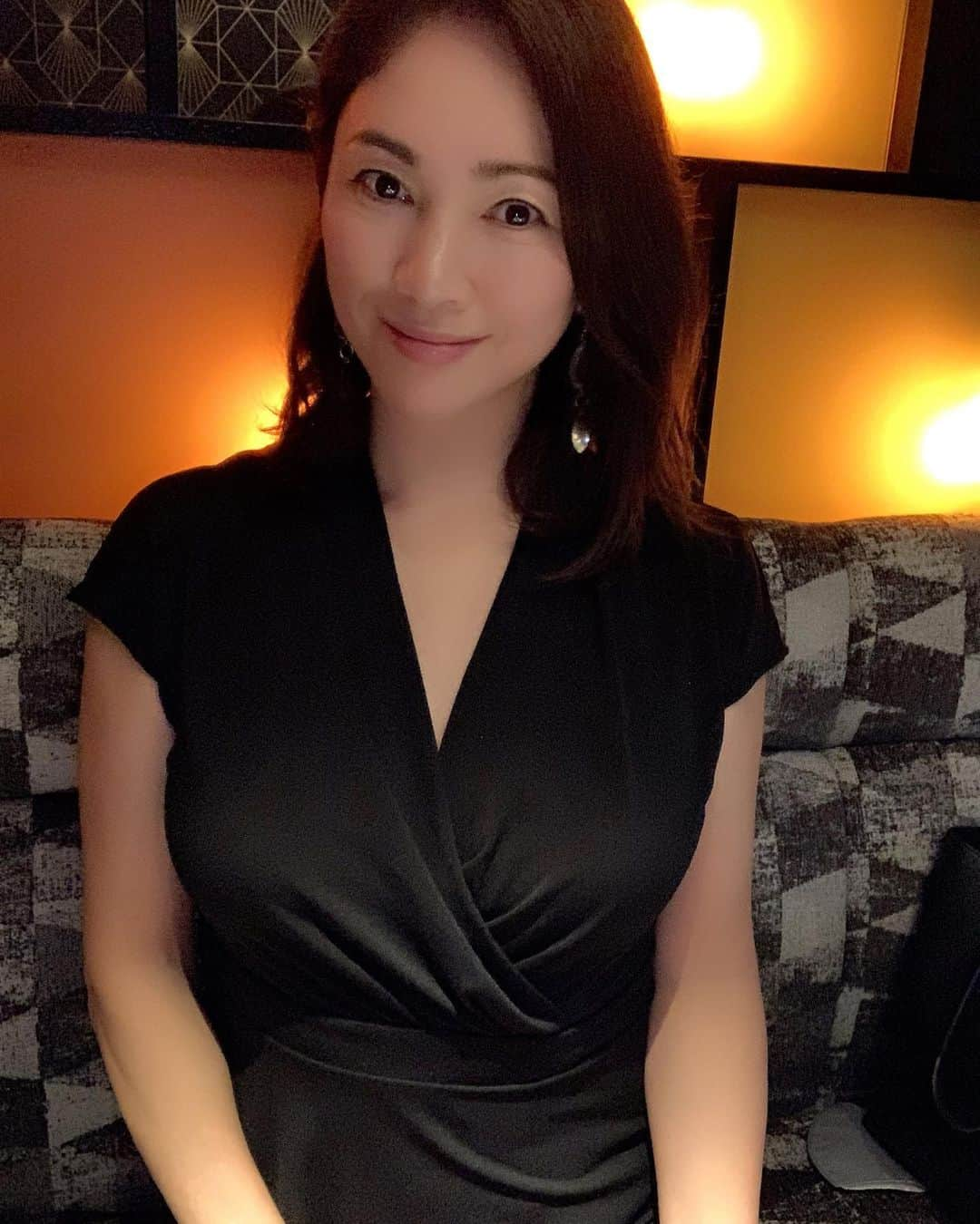 田中悦子さんのインスタグラム写真 - (田中悦子Instagram)「一人バージョン💕  美味しいお肉には お酒🥂🍷がすすみすぎます💯  幸せなひととき😍  またお仕事頑張って 来たいと思えた 『にく崎』でした😋  にく崎刻印のお箸は 最後お持ち帰りできるのです❣️  @nikusaki_yakiniku   http://nikusaki.com/  #にく崎 #銀座焼肉 #新橋焼肉 #スパークリングワイン  #ワイン #wine #winelover  #アラフィフ #アラフィフ女子 #アラフィフグルメ女子 #焼肉好きな人と繋がりたい」7月17日 11時45分 - etsuko.reborn25