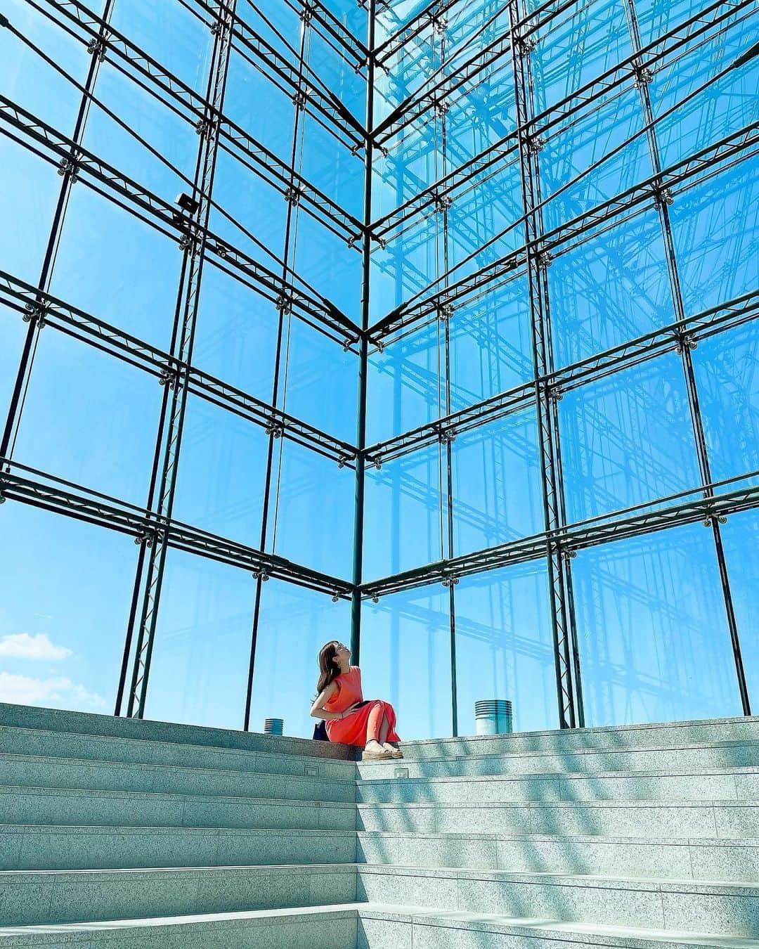 栗原里奈さんのインスタグラム写真 - (栗原里奈Instagram)「問いかけたままでした😂  友達と札幌に行っていましたー！  行きたかったモエレ沼公園！！ ガラスのピラミッド！！！  小学校のビデオレターで将来の夢は建築家ですと言っていたのを思い出しました🤭あの夢はいずこ、、、  #札幌#モエレ沼公園  #北海道#旅行」7月17日 11時56分 - rina__kurihara