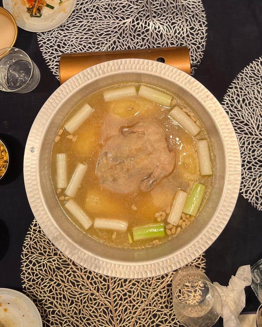 安田美沙子さんのインスタグラム写真 - (安田美沙子Instagram)「先日ママお友達のおうちに、家族でお出かけ✨  おろしたてのワンピースと ルートさんのミニバッグに最低限のものをつめて お邪魔しました🤍  パパさんがお料理が上手で。。 韓国料理のフルコース✨  前菜から、チヂミから、お肉から、タッカンマリまで！！ どれも美味しくて幸せな夜でした🌈  子供達、お風呂まで一緒に入って 仲良しこよし☺️  ほんとにありがとう🤍🤍🤍  onepeace.. @akte_official  bag.. @root_1887  shoes.. @maisonmargiela  #ootd #dinner #friends #family #平日の夜　#楽しい夜 #ありがとう」7月17日 12時11分 - yasuda_misako