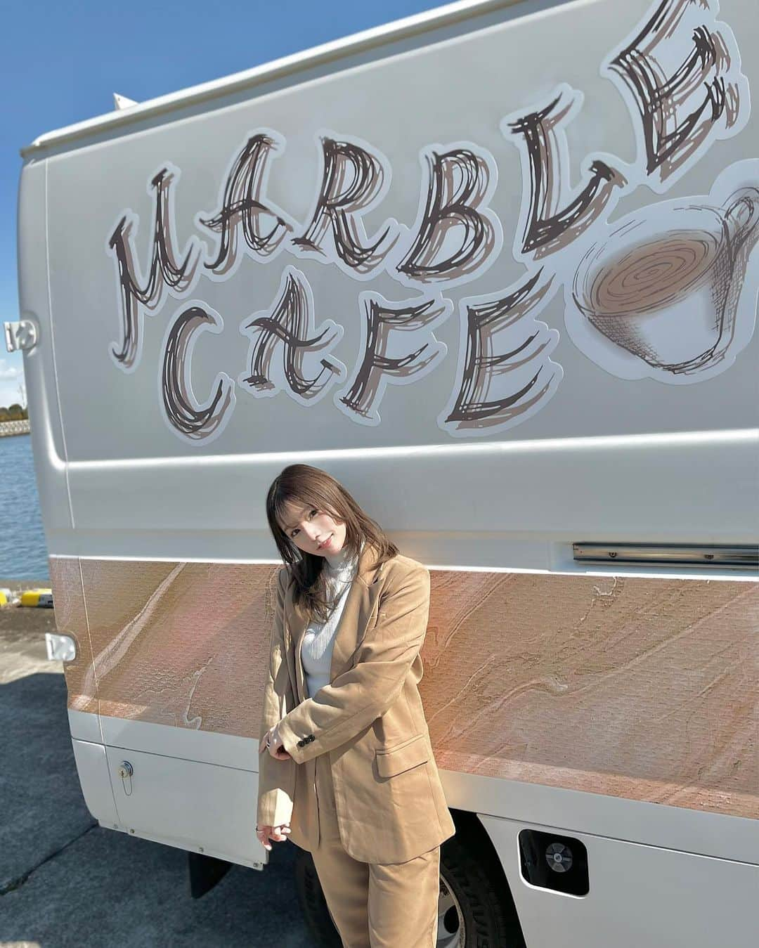 山内あいなさんのインスタグラム写真 - (山内あいなInstagram)「私のデザインさせて頂いたカフェバス☕️🚌  @__marblecafe   遂に8月21日から始動します‼︎ そして記念すべき最初の場所はなんと… 私の愛してやまないTSUTAYA町田木曽店 @tsutaya2812 🥹👏🏻  たくさんの方々のご協力の元、 「動くART」が形になったこと、 心から感謝です。  オリジナルのコーヒーもとっても美味しいので 是非遊びに来てね☺️🤍 私も早く行きたいな💭💭  #カーセンサー #カフェバス  #cafe #coffee #art #動くART」7月17日 12時25分 - ainayamauchi3131