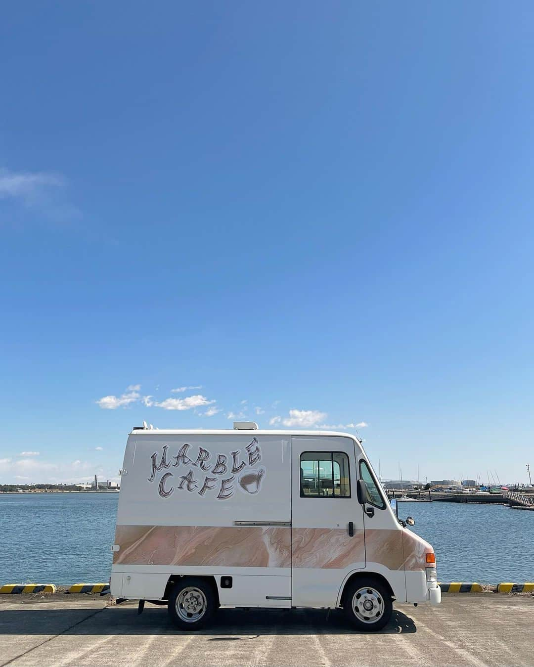 山内あいなさんのインスタグラム写真 - (山内あいなInstagram)「私のデザインさせて頂いたカフェバス☕️🚌  @__marblecafe   遂に8月21日から始動します‼︎ そして記念すべき最初の場所はなんと… 私の愛してやまないTSUTAYA町田木曽店 @tsutaya2812 🥹👏🏻  たくさんの方々のご協力の元、 「動くART」が形になったこと、 心から感謝です。  オリジナルのコーヒーもとっても美味しいので 是非遊びに来てね☺️🤍 私も早く行きたいな💭💭  #カーセンサー #カフェバス  #cafe #coffee #art #動くART」7月17日 12時25分 - ainayamauchi3131