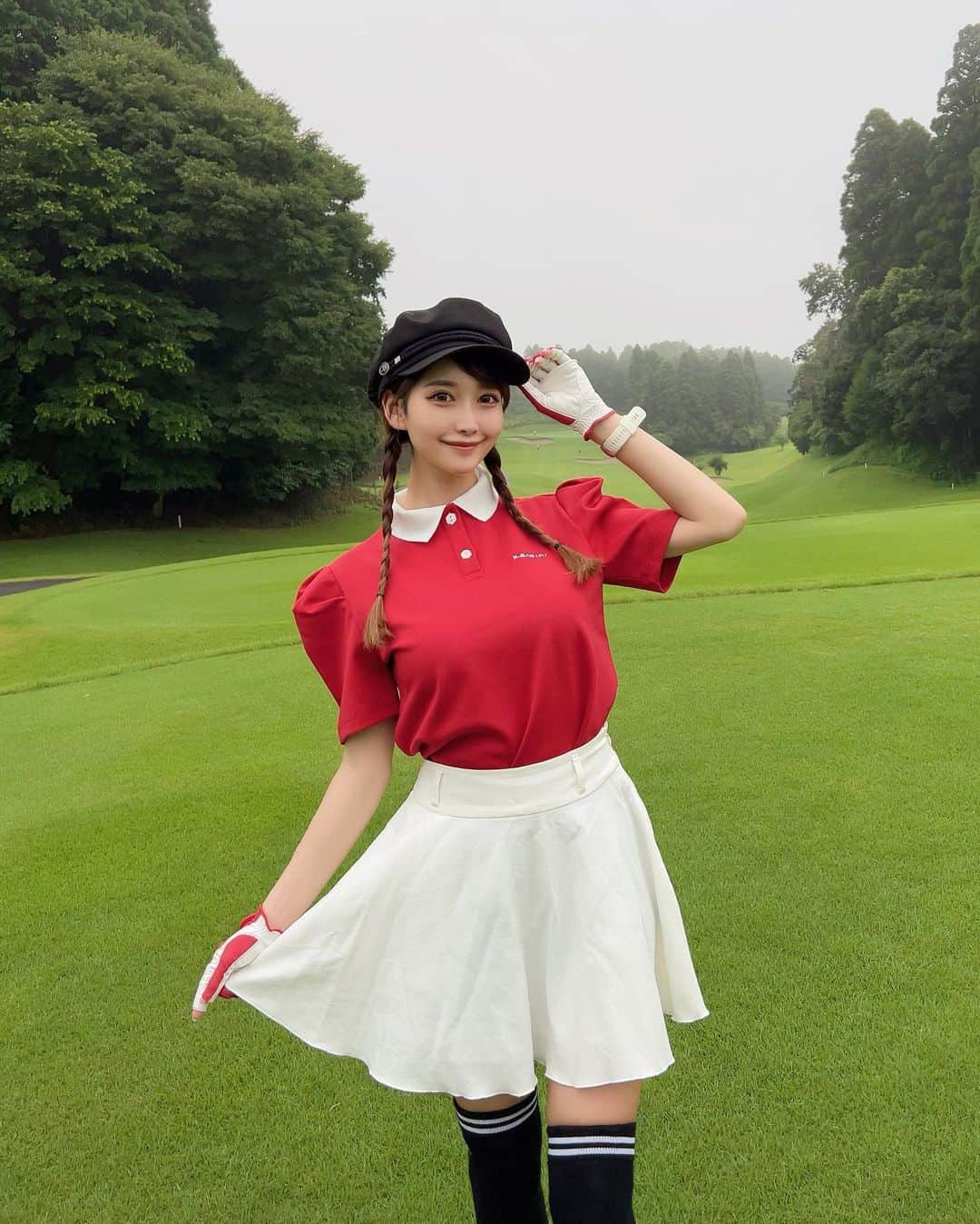 MAYUさんのインスタグラム写真 - (MAYUInstagram)「. 昨日早朝スルー行ってきたよ⛳️❤️ 途中雨が少し降ってきたけど平気だった🌧 . スコアは🟢46.41-87（32putt）でした〜！ 前半がちょっと、、ね、、🤣 . ウェアは 肩のパフスリが大きくてかわいいトップスを着たよ❤️ 韓国で人気のブランドを取り扱っている @somuaclub のもの 他にないデザインがかわいいっ🍒✨ . スカートは @standrews_jp のヒラヒラちゃん🤍 . . #ゴルフ女子#ゴルフ#ゴルフウェア#韓国ゴルフウェア#イーグルレイク#golf#golfwear#golflife#golfaddict#golfcourse#golfclub#golfday#SOMUACLUB#standrews#japanesegirl#golfgirl#골프#골프스타그램#골프웨어#골프스윙」7月17日 13時00分 - mayu.kina_golf