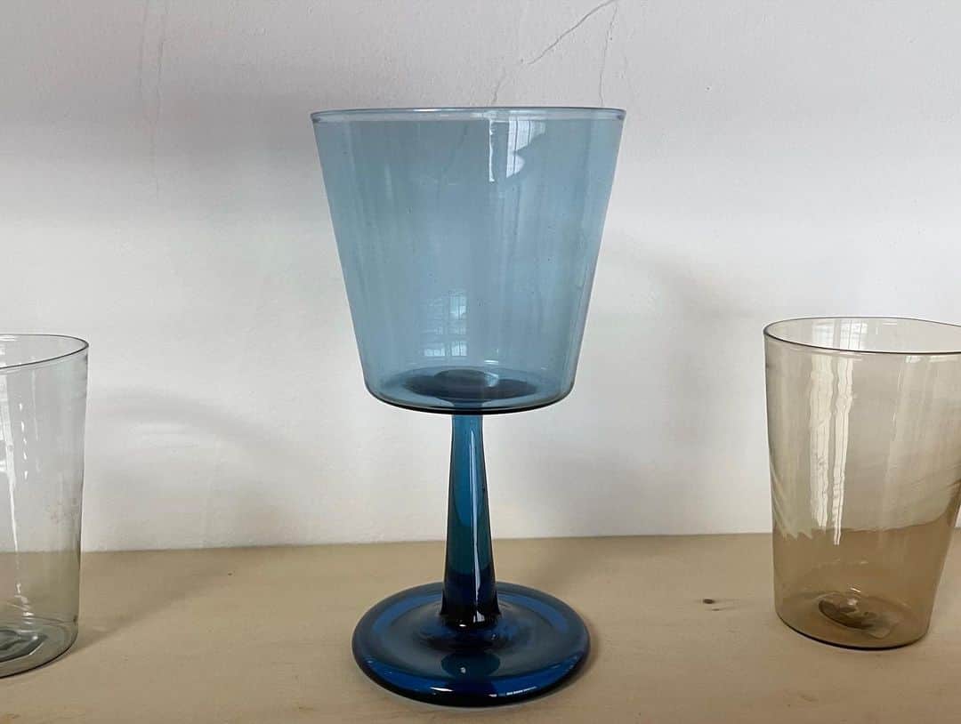 南果歩さんのインスタグラム写真 - (南果歩Instagram)「輪島からの帰り道、能登島のガラス作家 #有永浩太 さんの工房を訪ねました🍀 ガラス細工も大好きなのです‼️ 手作りのガラスには温もりと個性を強烈に感じるのです🍀🍀🍀 ガラスの器に惹かれるのは、中身が見えるということ。 人も器も何を芯に持っているかで表層が変わっていくものですからね。 旅先では気に入ったグラスを買うのが一つの楽しみでもあります‼️ 揃っていないグラスを並べるのも大好きなのです😊 お気に入りを見つける楽しさ🌈 旅先での出会い🍀🍀🍀 輪島の旅をアテンドしてくれたtsukihiオーナーのテソン君ありがとう🌈 @tsukihi_daesunglee  またギャラリーに遊びに行きます🍀🍀🍀 @kota_arinaga  #能登島 #ガラス工藝 #お気に入り #グラス #工藝 #工芸好きな人と繋がりたい」7月17日 13時24分 - kaho_minami