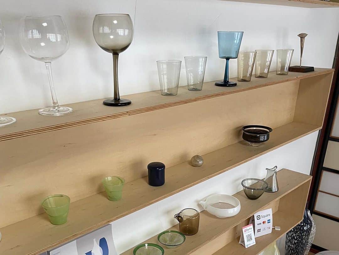 南果歩さんのインスタグラム写真 - (南果歩Instagram)「輪島からの帰り道、能登島のガラス作家 #有永浩太 さんの工房を訪ねました🍀 ガラス細工も大好きなのです‼️ 手作りのガラスには温もりと個性を強烈に感じるのです🍀🍀🍀 ガラスの器に惹かれるのは、中身が見えるということ。 人も器も何を芯に持っているかで表層が変わっていくものですからね。 旅先では気に入ったグラスを買うのが一つの楽しみでもあります‼️ 揃っていないグラスを並べるのも大好きなのです😊 お気に入りを見つける楽しさ🌈 旅先での出会い🍀🍀🍀 輪島の旅をアテンドしてくれたtsukihiオーナーのテソン君ありがとう🌈 @tsukihi_daesunglee  またギャラリーに遊びに行きます🍀🍀🍀 @kota_arinaga  #能登島 #ガラス工藝 #お気に入り #グラス #工藝 #工芸好きな人と繋がりたい」7月17日 13時24分 - kaho_minami