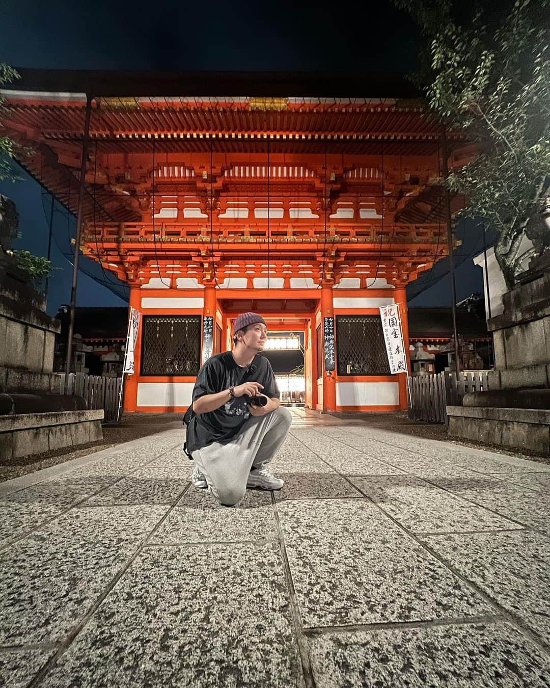 SHOCK EYEさんのインスタグラム写真 - (SHOCK EYEInstagram)「今頃祇園祭だね＾＾ 3年振りは嬉しいね。 僕はちょうど1週間前に訪れて、雰囲気をすこしだけ味わえたよ。 夜の八坂神社はとても雰囲気がよくて、京都でのご飯帰りに訪れたよ✨⛩ ライトアップされてて綺麗だね＾＾  疫病退散🙏  #祇園祭 #八坂神社 #京都 #kyoto #gion #gionmatsuri #yasakashrine #shrine」7月17日 14時11分 - shockeye_official