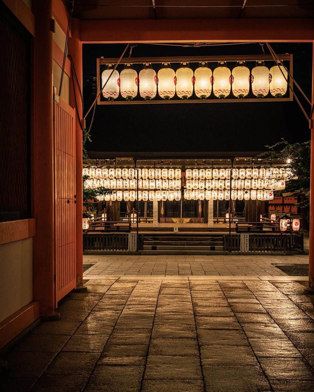 SHOCK EYEさんのインスタグラム写真 - (SHOCK EYEInstagram)「今頃祇園祭だね＾＾ 3年振りは嬉しいね。 僕はちょうど1週間前に訪れて、雰囲気をすこしだけ味わえたよ。 夜の八坂神社はとても雰囲気がよくて、京都でのご飯帰りに訪れたよ✨⛩ ライトアップされてて綺麗だね＾＾  疫病退散🙏  #祇園祭 #八坂神社 #京都 #kyoto #gion #gionmatsuri #yasakashrine #shrine」7月17日 14時11分 - shockeye_official