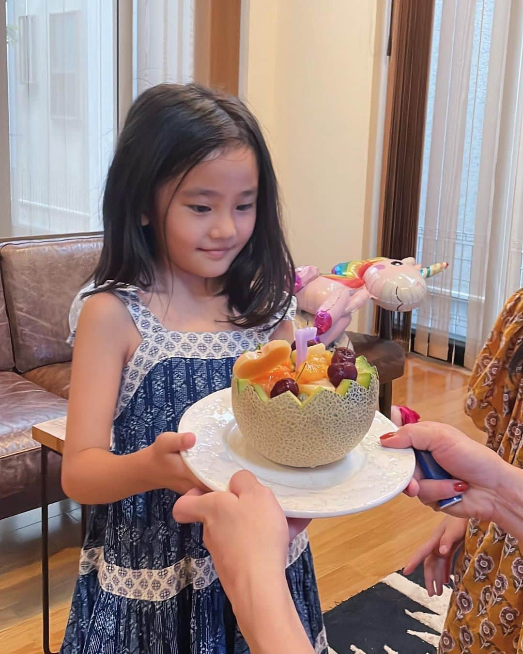 原田沙奈子さんのインスタグラム写真 - (原田沙奈子Instagram)「大好きなアマネ❤️ 7歳のお誕生日おめでとう！  小学生になって、これからたくさんの感情と共に色々な経験をしていくんだね。 素晴らしい失敗を重ねて自分の世界を豊かにしていってもらいたいな。  パスタ食べながら上手く巻けなくて 「んもー強がっちゃって♡」なんて言ったり、 大雨の日にうんざり気分の私に 「傘って雨が好きなんだね♡」て言ったり。  今年の七夕のお願いごとも、 「おはながいつもきれいにさいていますように」で🎋←毎年  娘よ、 母はそんなあなたが大好きです❤️  #誕生日#7歳」7月17日 14時24分 - sanakoharada