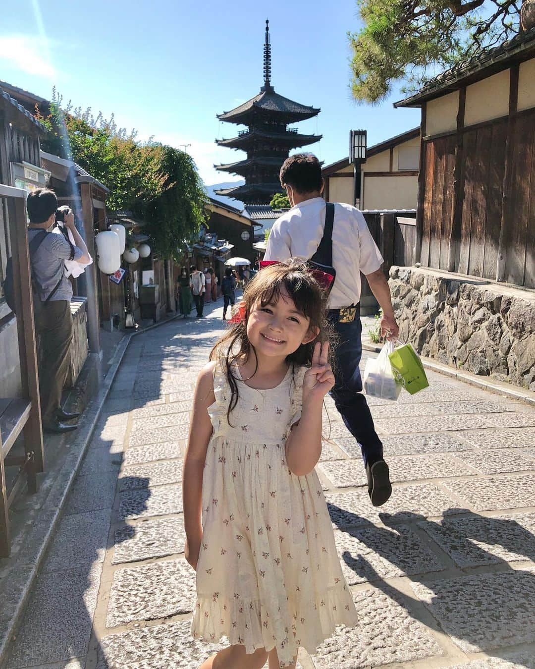 舟橋菜々さんのインスタグラム写真 - (舟橋菜々Instagram)「京都旅の様子色々😄📷 女人厄除けや女性全ての願い事にご利益があると言われている市比賣神社、京都観光には欠かせない清水寺周辺、多くの国宝が建ち並ぶ西本願寺は絶対に行きたいと思っていたので、全部周れて大満足🥰 (これらの場所を巡るのに便利&子連れに嬉しいホテルは　#wombat京都旅オススメホテル のタグから飛べます💡)  先月に行って来たのですが、天気にも恵まれて気持ちよく観光出来ました🌞 しかし、京都はいつ行っても風情があって良いですねぇ☺️🎋🎐 #kyoto#japan#summer#travel#mother#daughter#kids#hotel#京都#日本#夏#かき氷#旅行#子連れ旅行#清水寺#三年坂#西本願寺#市比賣神社」7月17日 14時53分 - wombatnana