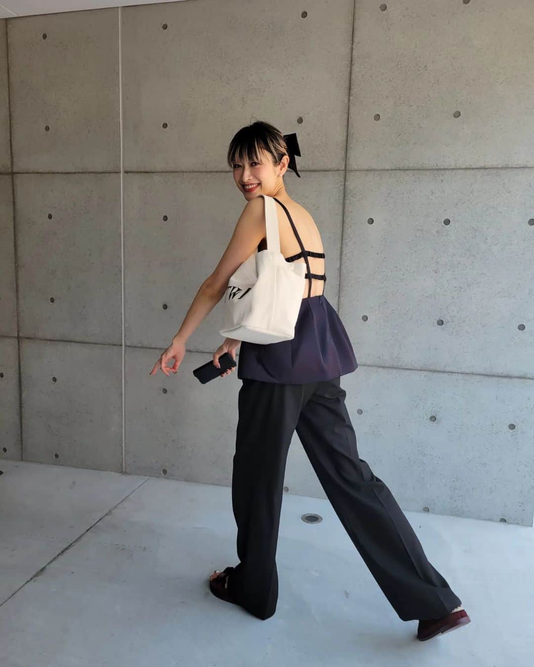 山田優さんのインスタグラム写真 - (山田優Instagram)「#outfit  #ゆうのしふく   あつーーーーいですね☀️ 洋服着たくありません。(爆)  なので、背中は丸出しstyleです(笑)  #tops @enfold_official  #pants  @zara  #bag  @the_weekend_hotel  #sandals  @chanelofficial   髪の毛のリボンは最近のお気に入りで、子供服のサイトでゲットしました～‼️」7月17日 15時13分 - yu_yamada_