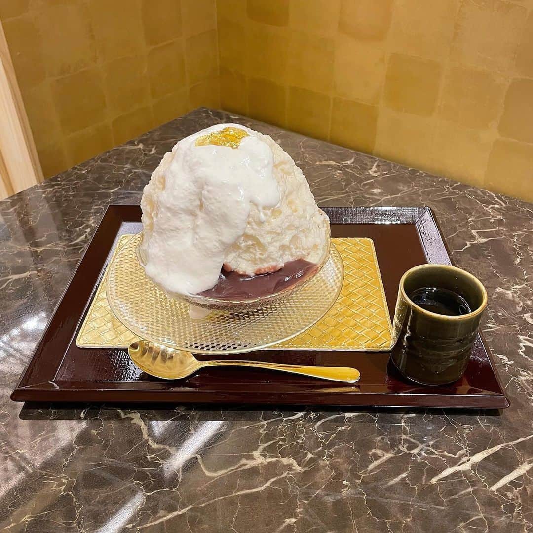 斉藤優里さんのインスタグラム写真 - (斉藤優里Instagram)「@saryou.okuman さんの #かき氷 も食べてきました！ ⁡ なんと今回はかき氷🍧を食べる上で  初めて1人で2杯頼ませて頂きました♡♡♡ どちらも期間限定だったということで どうしても味を選びきれなくて...🥺🥺🥺 ⁡ ・焼きとうもろこし 🌽 ・祝杯の甘酒 ⁡ 本当にどちらも美味しすぎてお腹いっぱいなのに 食べる手をとめられない...特に焼きとうもろこしは コーンのつぶつぶ感は軽く残したままなので 舌触りも感じられるしコーンの甘味を感じられるので そこまで甘いのが得意じゃない方でも絶対食べれます！ ⁡ 甘酒はいい意味で飲んでる甘酒の感じをいかしつつ ふわふわのクリーム？になってるので 面白くて美味しかったです♡♡♡ ⁡ 焼きとうもろこし 美味しすぎた〜♡♡♡ ⁡ ⁡ ⁡ #新宿 #新宿カフェ #新宿スイーツ #かき氷巡り #かきごおりすと #かきごーらー」7月17日 16時51分 - yuuri_3ito