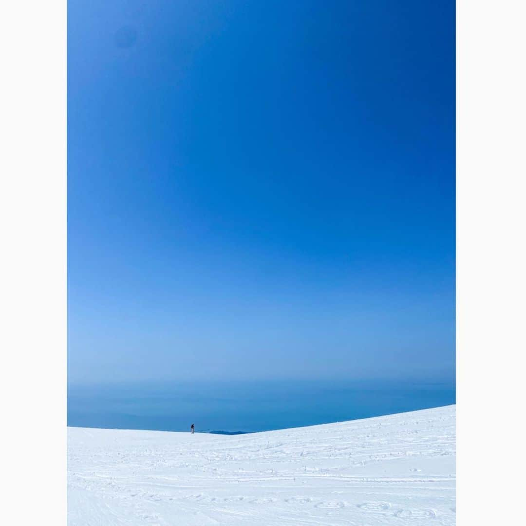 遠藤尚さんのインスタグラム写真 - (遠藤尚Instagram)「はじめての鳥海山。 初めて行く山は毎回楽しみと不安で不安が勝つ。 何度もルートを確認しながら登ってみるけど似たよーなポイントがたくさんあり、いつも準備が大切なんだなーって思わされる。 怖さもあるけどやっぱりピークに立つと楽しいさと達成感のあるバックカントリーの楽しさ。 いつまでビビって準備しながら登って滑りたいなと。 今日は夏を前にスキー仲間とウォーターでBBQしながらスキー談義、これも夏の楽しみか。  早く冬こねーかな。 夏始まってねーげど。笑  #バックカントリー #スキー #backcountry #ski #bc #パウダー #雪山 #鳥海山 #bcスキー #バックカントリースノーボード #snow #powder #雪降んねーかな  @shoendo7  #shoendo7 @vector_glide  #vectorglide @jazzysport  #jazzysport @patagonia  #patagonia @patagoniasendai  #patagoniasendai @hestragloves  #hestragloves @newera  #newera @newerajapan  #newerajapan @7bridge_hair_sendai_japan  @KSP #KSP @WJM #WJM  #遠藤尚」7月17日 17時27分 - shoendo7