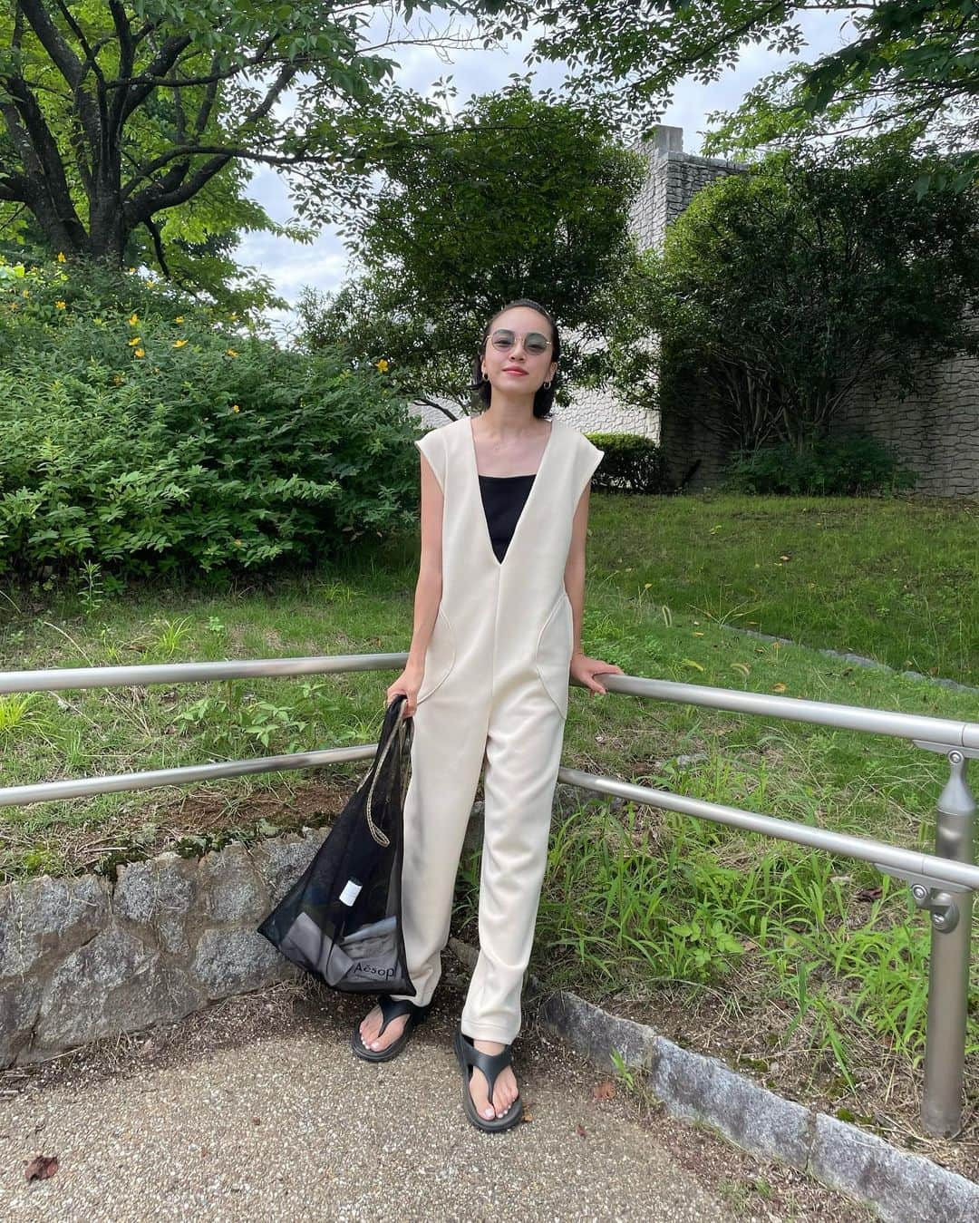 春名亜美さんのインスタグラム写真 - (春名亜美Instagram)「らく。 すごーくらく。  #オールインワン @null._official_ #sunglasses @resee.official  #bag @fromfirstmusee  ・ ・ ・ #null #fromfirstmusee #オールインワンコーデ #ヌル #ママコーデ #ママコーディネート #モノトーンコーデ」7月17日 17時41分 - amiharunaami