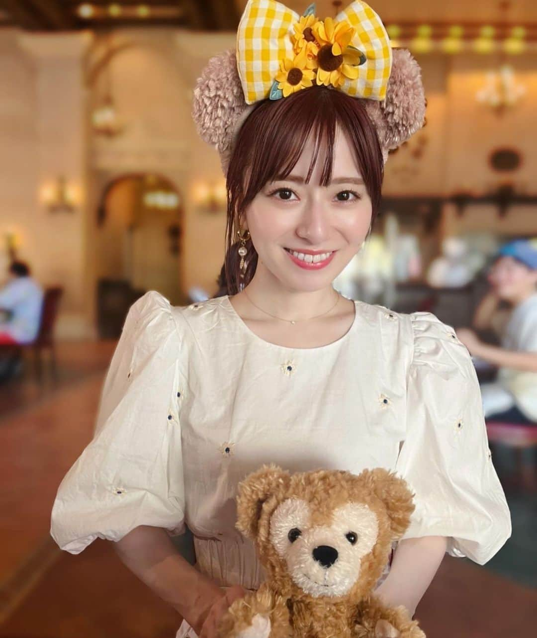 黒坂優香子さんのインスタグラム写真 - (黒坂優香子Instagram)「🌻🧸🌎✨  久々に母娘ディズニー♡ ゆったりランチをして、お散歩して、 楽しかったなぁ♡ なんだか浮かれてダッフィーのパペットやらポップコーンバケットやら色々と買い込んでしまった😂♡  母とはよくデートするけど、ディズニーは子供の頃ぶり！！ 一緒に行けてよかった♡ また行こうね🫶🏻♡♡♡  写真まだまだあるのでしばらくディズニー投稿続きます🤍  #tokyodisneysea #tokyodisneyresort #ダッフィー #ひまわり #ootd #fashion #zara #levernis #153cmコーデ #ディズニーコーデ  #disneyphotography」7月17日 18時23分 - yukakokurosaka0606