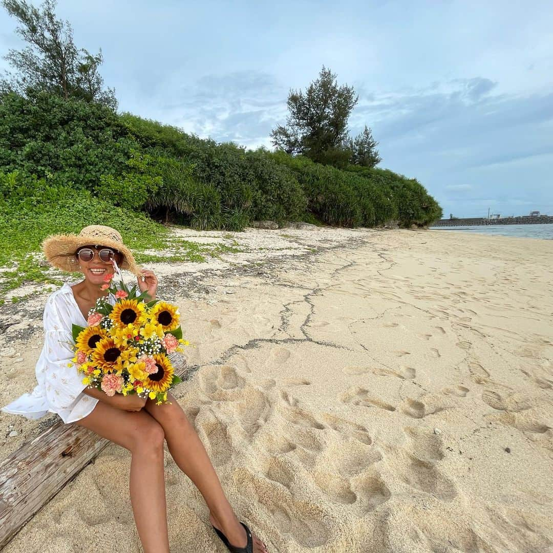 田中律子さんのインスタグラム写真 - (田中律子Instagram)「7月17日51歳になりましたー💛  年齢はただの数字🤩いくつになっても全力投球で色んなこと楽しみまーーーす🌞  今が一番幸せ💛 いつもありがと💛  #okinawa  #okinawalife  #beachlife  #lifeisbeautiful  #mybirthday  #海のある生活  #いつもありがとう」7月17日 19時13分 - ri2kotanaka