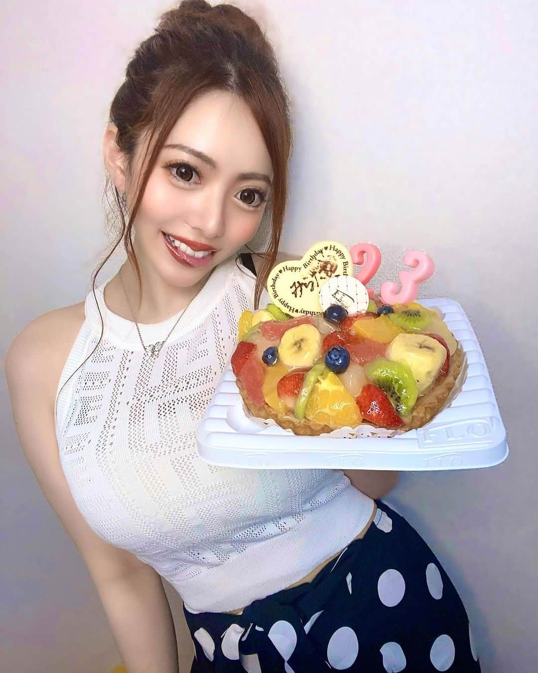 みらたむさんのインスタグラム写真 - (みらたむInstagram)「🦋🦋🦋🦋🦋🦋🦋🦋  今日で23歳になりました🎂✨  まずはお母さん 未来を産んでくれてありがとう☺️  誕生日は勿論自分が主役やけど お母さんが産んでくれたけん お母さんありがとうの日でもある😌🌹  そしてファンの皆さん沢山のお祝いメッセージ ありがとうございます😭✨  今の未来があるのは ファンの皆､友達､家族が支えてくれとるけん。  沢山の人にお祝いされて幸せ者です🧚  これからもこんな自由人な未来やけど 応援宜しくお願いします💙  皆いつもありがとう💋 未来ファンの皆大好きです☺️💙  #誕生日 #誕生日ケーキ #23歳 #ケーキ #私が主役 #birthdaygirl」7月17日 19時46分 - mirai_07xx