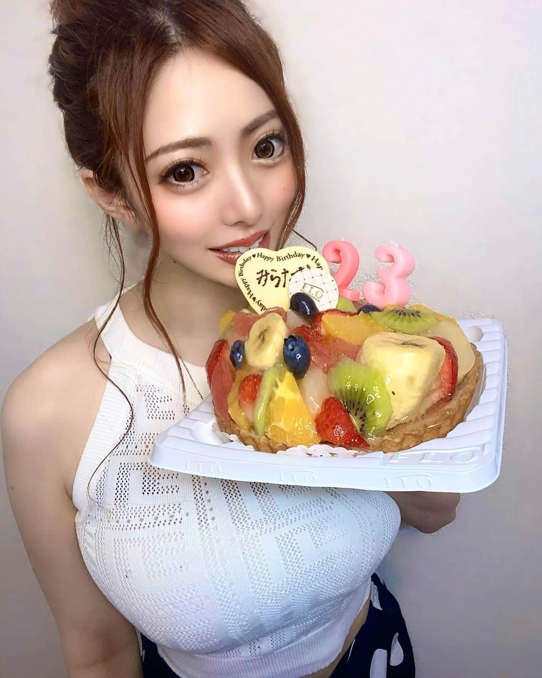 みらたむさんのインスタグラム写真 - (みらたむInstagram)「🦋🦋🦋🦋🦋🦋🦋🦋  今日で23歳になりました🎂✨  まずはお母さん 未来を産んでくれてありがとう☺️  誕生日は勿論自分が主役やけど お母さんが産んでくれたけん お母さんありがとうの日でもある😌🌹  そしてファンの皆さん沢山のお祝いメッセージ ありがとうございます😭✨  今の未来があるのは ファンの皆､友達､家族が支えてくれとるけん。  沢山の人にお祝いされて幸せ者です🧚  これからもこんな自由人な未来やけど 応援宜しくお願いします💙  皆いつもありがとう💋 未来ファンの皆大好きです☺️💙  #誕生日 #誕生日ケーキ #23歳 #ケーキ #私が主役 #birthdaygirl」7月17日 19時46分 - mirai_07xx