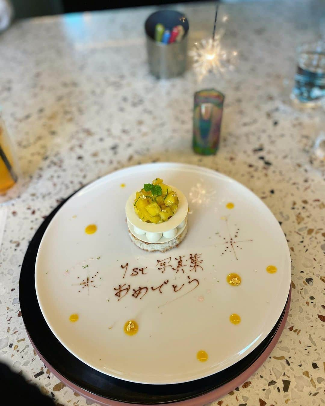 星那美月さんのインスタグラム写真 - (星那美月Instagram)「長年の友人とお茶して夜ご飯も行きました！！サプライズで写真集発売のお祝いもしてくれて…😭私、いつもサプライズ仕掛ける方なんだけど彼女にはサプライズしてもらいっぱなし…🎁💐Yちゃんは私の彼氏なん😭？！（笑）うれし恥ずかし☺️1番長い大切な友人の1人です❤️ありがとう❤️  #自慢の友達」7月17日 20時12分 - mitsukihoshina