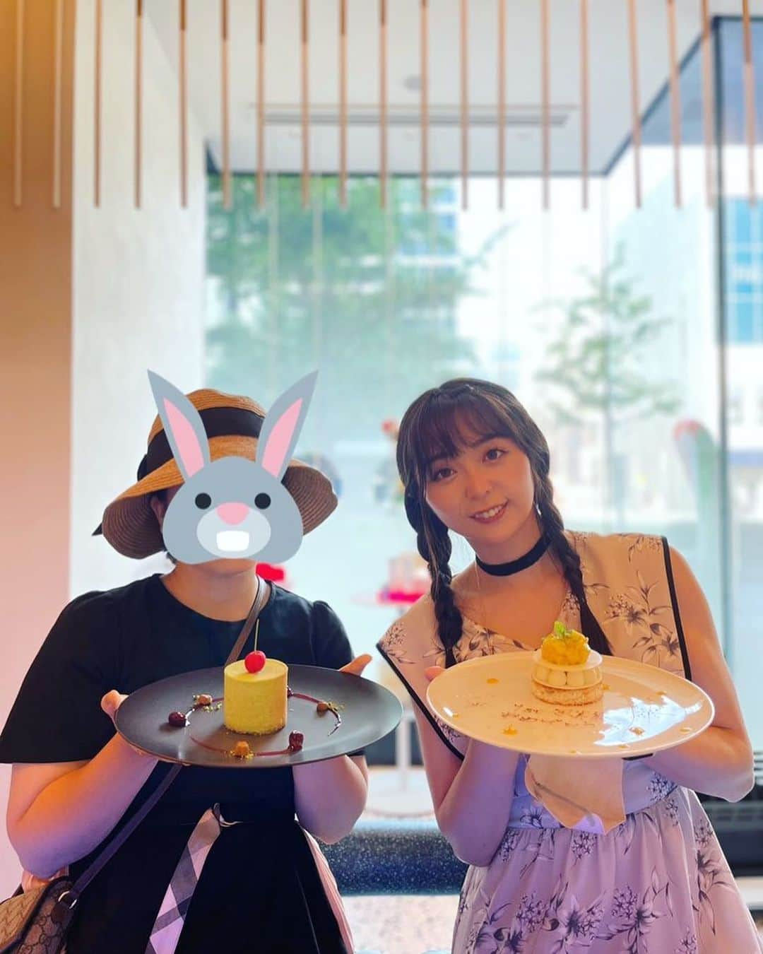 星那美月さんのインスタグラム写真 - (星那美月Instagram)「長年の友人とお茶して夜ご飯も行きました！！サプライズで写真集発売のお祝いもしてくれて…😭私、いつもサプライズ仕掛ける方なんだけど彼女にはサプライズしてもらいっぱなし…🎁💐Yちゃんは私の彼氏なん😭？！（笑）うれし恥ずかし☺️1番長い大切な友人の1人です❤️ありがとう❤️  #自慢の友達」7月17日 20時12分 - mitsukihoshina