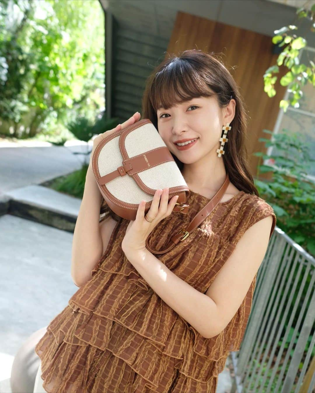 西川瑞希（みずきてぃ）さんのインスタグラム写真 - (西川瑞希（みずきてぃ）Instagram)「GIVEAWAY 👜❤️今回なんと…大好きな @paris64world とのコラボ企画で、こちらの投稿で私が持っているBAGをプレゼントさせて頂けることになりました✨  item: Mini Windsor Rafia&Chocolate  とっても可愛いくて、普段から愛用もしているし、見ていたブランドさんだから、今回アンバサダーとして活動させていただけることになってすごく嬉しいです😌  【応募方法】  ・ @mizuki_nishikawa_ & @paris64world をフォローしてくれている方  ・この投稿のコメント欄に、"＠ "をつけて、あなたのお友達や知り合いの方をメイションしてコメントを下さった方 (参加したい♡ことも一緒に一言書いてくださるとわかりやすいです💋)  ※ コメントの回数や、メンションが多いと当選率がUPします♡♡♡  応募期限: 07/24 まで  選ばれた方には私と同じバッグをプレゼントします🎁(当選者はこちらのアカウントにて発表させて頂きますね)  お揃いうれしいなぁ//ぜひぜひ沢山のご参加をお待ちしてます🌈  .  tops/pants @cheriemona_official ✴︎ボリュームフリルブラウス ✴︎ハイウエストサスペンダーパンツ  bag @paris64world   .  #paris64world #bag #newbag #fashion #summerfashion #cheriemona #バッグ #ファッション #コーデ #夏コーデ #カジュアルコーデ #大人カジュアル」7月17日 20時23分 - mizuki_nishikawa_