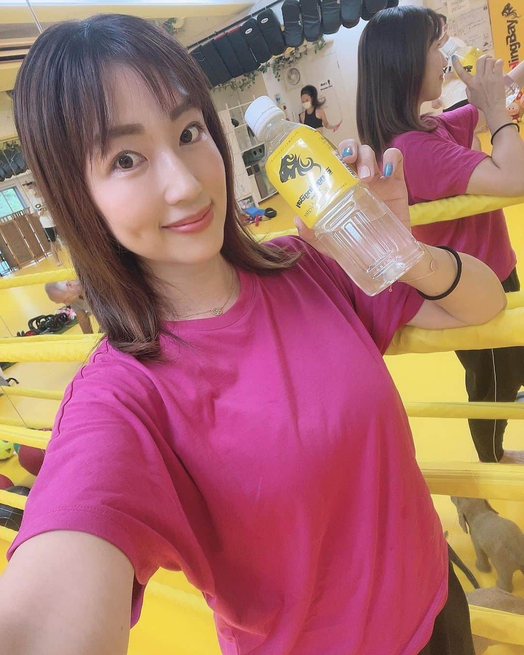 庄司ゆうこさんのインスタグラム写真 - (庄司ゆうこInstagram)「恵比寿で大好きな焼肉屋、虎の穴へ✨ 最近キックボクシングやトレーニングしてるからお肉たくさん食べたくなる❣️ そしてまりおちゃんとは恵比寿の松栄鮨でランチ❤️富士山登山すると言ったらマッサージしてくれた😭✨ 富士山行く前に最後のキックにも行って縄跳び2分に5ラウンドしたし、あとはもう行く日を待つだけ、、。笑 いつも自分に甘いのですが、富士山登山はかなり過酷そうだし、自分に厳しく、一生に1度は絶対に登るって決めていたので気合いで登りきりたいと思いますっ🤗 #虎の穴#恵比寿#焼肉#肉食女子#鮨#恵比寿ランチ#富士山登山#あと2日#気合い#一度きりの人生#一生に一度」7月17日 20時28分 - yuko.shoji