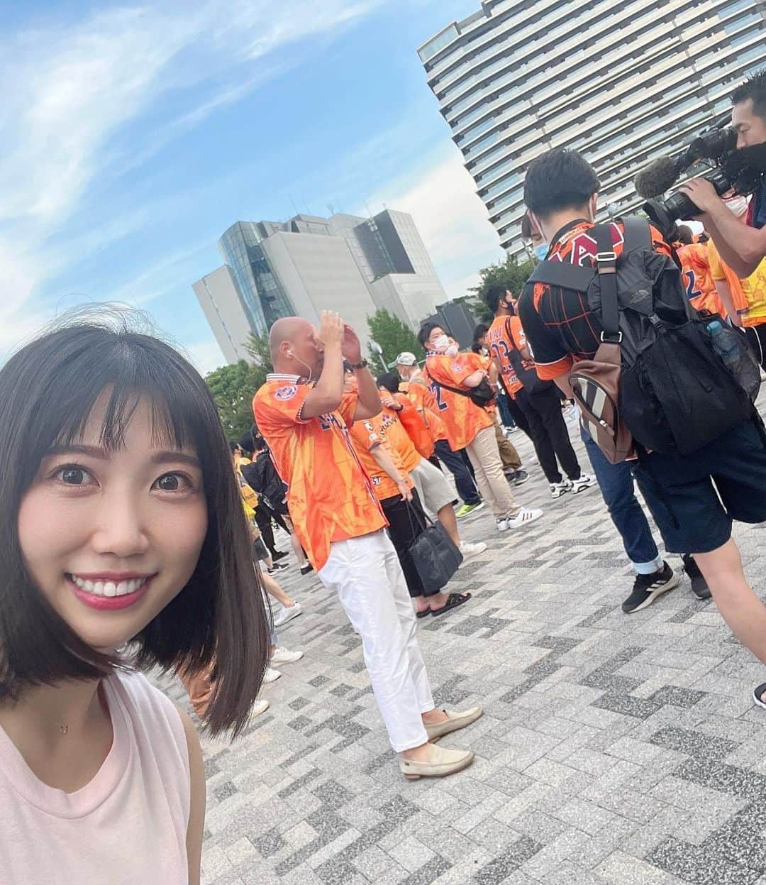 黒田菜月さんのインスタグラム写真 - (黒田菜月Instagram)「オリテン！国立競技場⚽️✨ #TBSニュース #衣装 #ヘアメイク #女子アナ #アナウンサー #女子アナヘア #女子アナメイク #女子アナコーデ . #国立競技場 #清水エスパルス #ピカチュウ #じゃなくて #パルちゃん #貸してくれたサポーターさん #写真撮ってくれたサポーターさん #ありがとうございました🙇‍♀️ #みなスポ @minaspo_sbs  #スタッフのみなさんにも感謝✨」7月17日 20時51分 - nyaaatsuki_krd