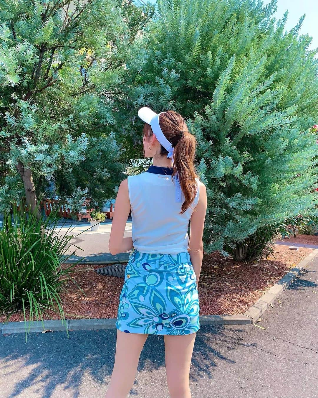 美波千夏さんのインスタグラム写真 - (美波千夏Instagram)「. 全英OP⛳️見て昼夜逆転してる🌙☀️ そんな方私だけじゃないはず🙋‍♂️🙋‍♀️  いつかのコーデ⛳️ ラウドマウスのマーブル柄のスカート🤍 夏らしくて爽やかわいい〜✨✨ @loudmouth_japan_official   トップスは @resurrection_tokyo 🤍  バイザーは @lanvin_sport_official 🤍  シューズは @footjoy.japan 🤍」7月17日 21時11分 - chinatsu_minami