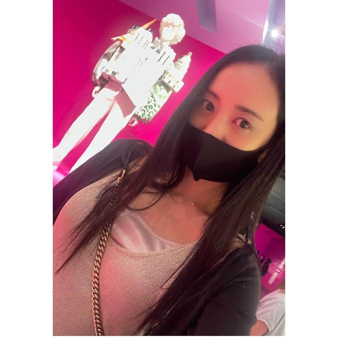 脊山麻理子さんのインスタグラム写真 - (脊山麻理子Instagram)「六本木のミッドタウンで行われている #LOUISVITTON の展覧会 #SEELV に行ってきました♡ミッドタウンの芝生公園に現れた箱型の建物がオシャレ♡過去の歴史から未来までが展示されていましたよ♡ちょうどドラマ #六本木クラス も始まり、六本木の街並みにテンション上がってます♡ #六本木 #ROPPONGI #MIDTOWNROPPONGITOKYO」7月17日 21時15分 - mariko_seyama_milkpon