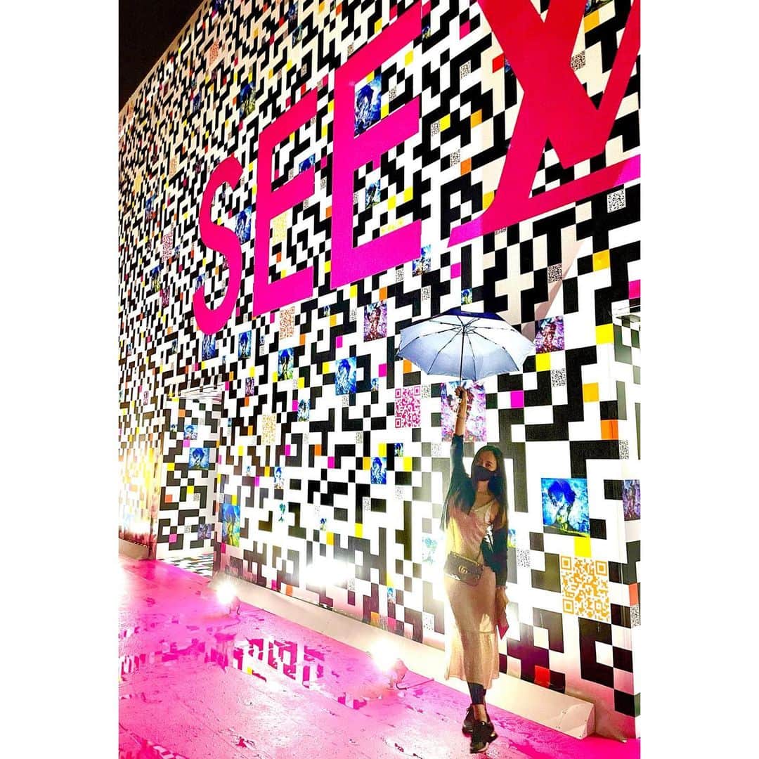 脊山麻理子さんのインスタグラム写真 - (脊山麻理子Instagram)「六本木のミッドタウンで行われている #LOUISVITTON の展覧会 #SEELV に行ってきました♡ミッドタウンの芝生公園に現れた箱型の建物がオシャレ♡過去の歴史から未来までが展示されていましたよ♡ちょうどドラマ #六本木クラス も始まり、六本木の街並みにテンション上がってます♡ #六本木 #ROPPONGI #MIDTOWNROPPONGITOKYO」7月17日 21時15分 - mariko_seyama_milkpon