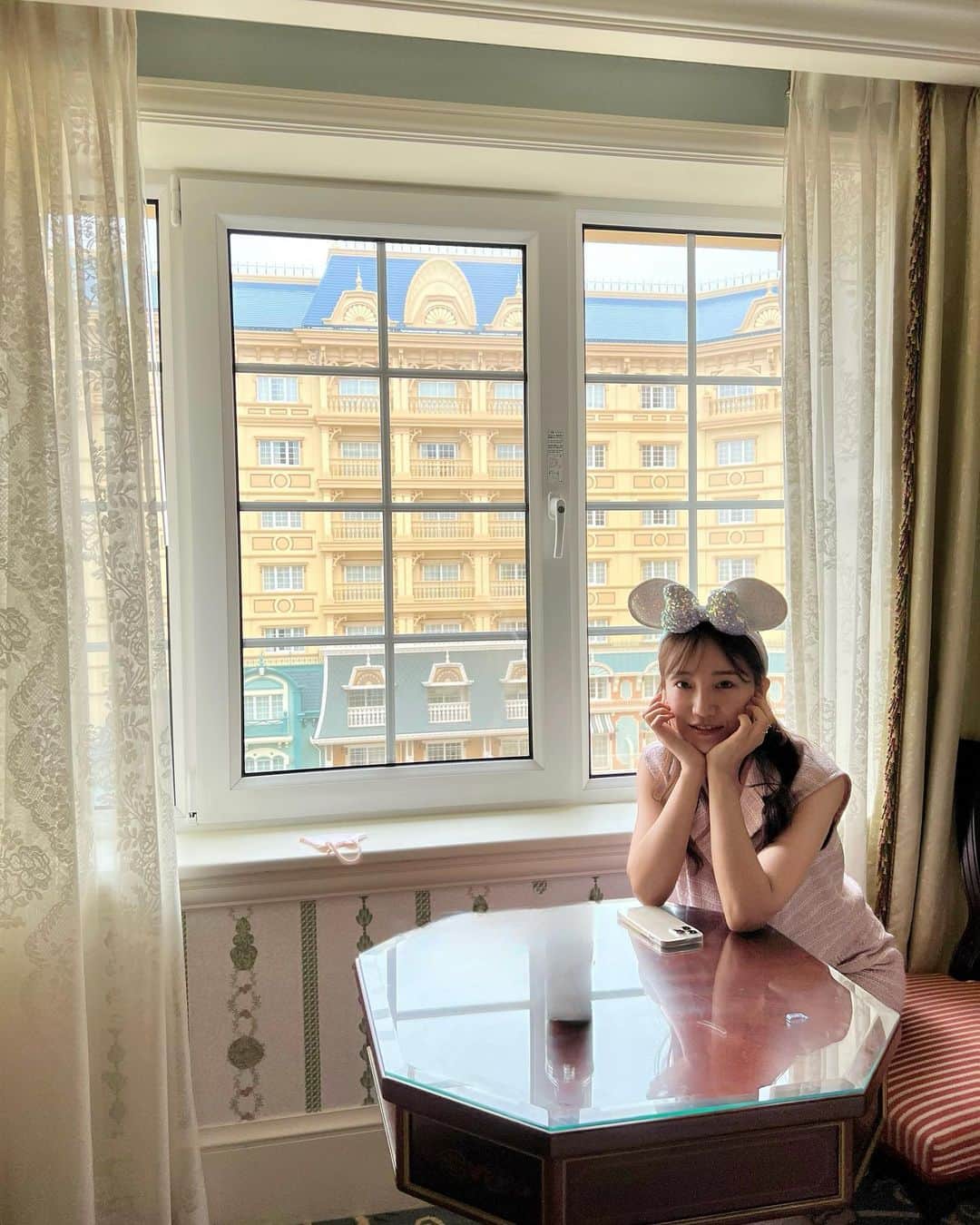 森川侑美さんのインスタグラム写真 - (森川侑美Instagram)「夢の国の魔法が溶けなくて..🧙🏻‍♀️ まだまだ夢ごこち🪄🥹  小さい頃はプリンセスに興味0で、虫ばかり追いかける 女の子でしたが、笑 今になってプリンセスの世界に惚れ惚れ👰🏻‍♀️🤍  美女と野獣の装飾品🫖🕰🕯 素敵で並んでる間も楽しかったな☺️ 1番長く待ったアトラクションでも40分くらい! スムーズに回れて、シーもランドもどちらも15個くらい 乗りました🤣  大大大満足🏰🤍  #ディズニーランド#ディズニーコーデ#ディズニーカチューシャ#ディズニーリゾート#夢の国#美女と野獣#ディズニーランドホテル」7月17日 21時51分 - yumi.morikawa322