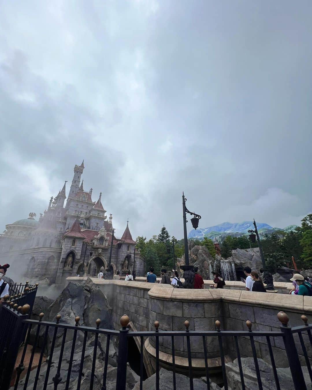 森川侑美さんのインスタグラム写真 - (森川侑美Instagram)「夢の国の魔法が溶けなくて..🧙🏻‍♀️ まだまだ夢ごこち🪄🥹  小さい頃はプリンセスに興味0で、虫ばかり追いかける 女の子でしたが、笑 今になってプリンセスの世界に惚れ惚れ👰🏻‍♀️🤍  美女と野獣の装飾品🫖🕰🕯 素敵で並んでる間も楽しかったな☺️ 1番長く待ったアトラクションでも40分くらい! スムーズに回れて、シーもランドもどちらも15個くらい 乗りました🤣  大大大満足🏰🤍  #ディズニーランド#ディズニーコーデ#ディズニーカチューシャ#ディズニーリゾート#夢の国#美女と野獣#ディズニーランドホテル」7月17日 21時51分 - yumi.morikawa322