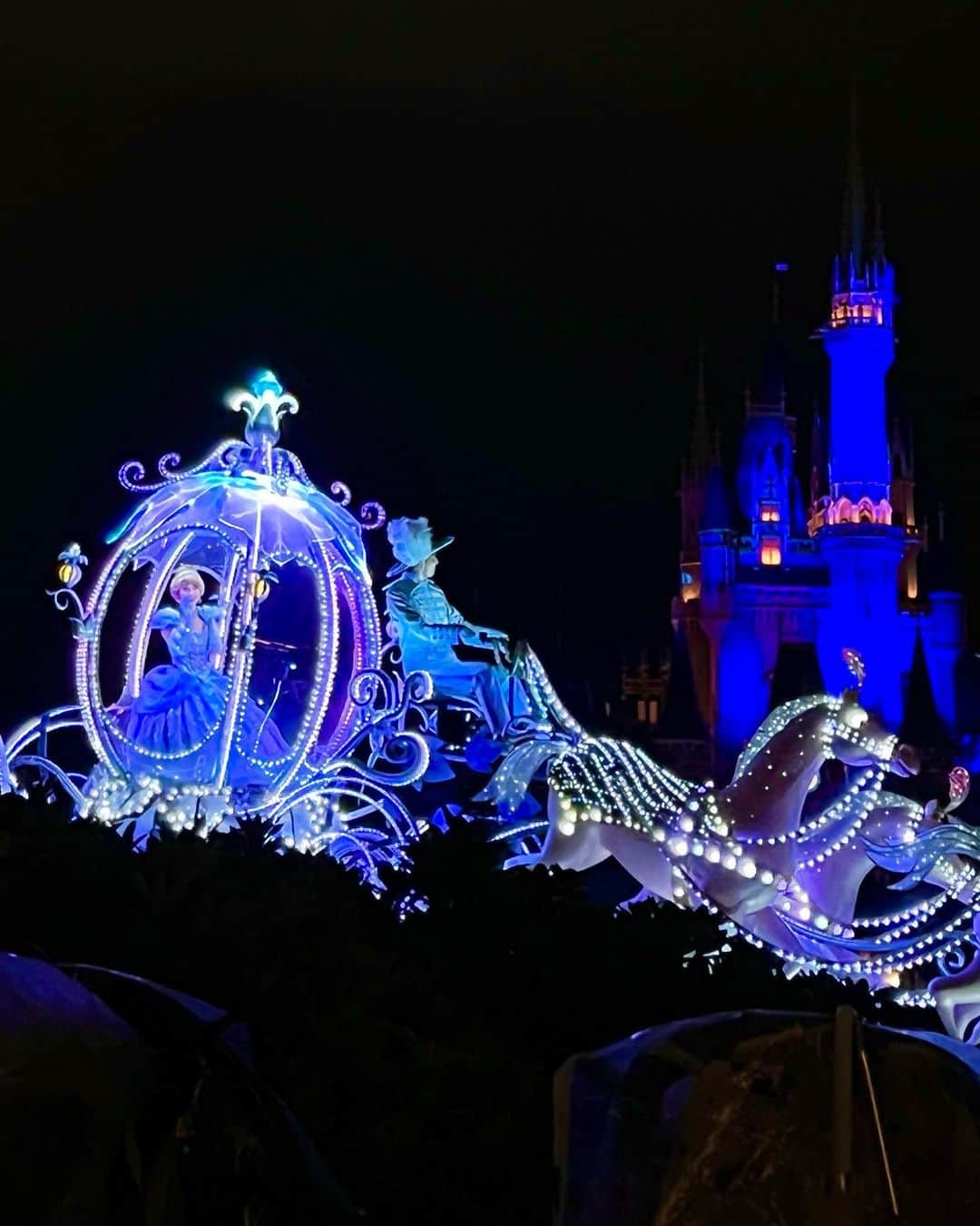 森川侑美さんのインスタグラム写真 - (森川侑美Instagram)「夢の国の魔法が溶けなくて..🧙🏻‍♀️ まだまだ夢ごこち🪄🥹  小さい頃はプリンセスに興味0で、虫ばかり追いかける 女の子でしたが、笑 今になってプリンセスの世界に惚れ惚れ👰🏻‍♀️🤍  美女と野獣の装飾品🫖🕰🕯 素敵で並んでる間も楽しかったな☺️ 1番長く待ったアトラクションでも40分くらい! スムーズに回れて、シーもランドもどちらも15個くらい 乗りました🤣  大大大満足🏰🤍  #ディズニーランド#ディズニーコーデ#ディズニーカチューシャ#ディズニーリゾート#夢の国#美女と野獣#ディズニーランドホテル」7月17日 21時51分 - yumi.morikawa322