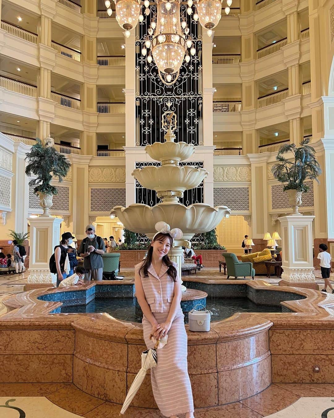 森川侑美さんのインスタグラム写真 - (森川侑美Instagram)「夢の国の魔法が溶けなくて..🧙🏻‍♀️ まだまだ夢ごこち🪄🥹  小さい頃はプリンセスに興味0で、虫ばかり追いかける 女の子でしたが、笑 今になってプリンセスの世界に惚れ惚れ👰🏻‍♀️🤍  美女と野獣の装飾品🫖🕰🕯 素敵で並んでる間も楽しかったな☺️ 1番長く待ったアトラクションでも40分くらい! スムーズに回れて、シーもランドもどちらも15個くらい 乗りました🤣  大大大満足🏰🤍  #ディズニーランド#ディズニーコーデ#ディズニーカチューシャ#ディズニーリゾート#夢の国#美女と野獣#ディズニーランドホテル」7月17日 21時51分 - yumi.morikawa322