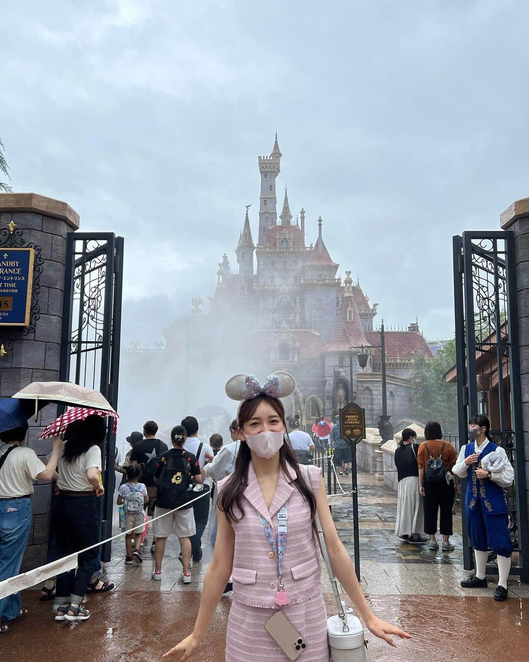 森川侑美さんのインスタグラム写真 - (森川侑美Instagram)「夢の国の魔法が溶けなくて..🧙🏻‍♀️ まだまだ夢ごこち🪄🥹  小さい頃はプリンセスに興味0で、虫ばかり追いかける 女の子でしたが、笑 今になってプリンセスの世界に惚れ惚れ👰🏻‍♀️🤍  美女と野獣の装飾品🫖🕰🕯 素敵で並んでる間も楽しかったな☺️ 1番長く待ったアトラクションでも40分くらい! スムーズに回れて、シーもランドもどちらも15個くらい 乗りました🤣  大大大満足🏰🤍  #ディズニーランド#ディズニーコーデ#ディズニーカチューシャ#ディズニーリゾート#夢の国#美女と野獣#ディズニーランドホテル」7月17日 21時51分 - yumi.morikawa322