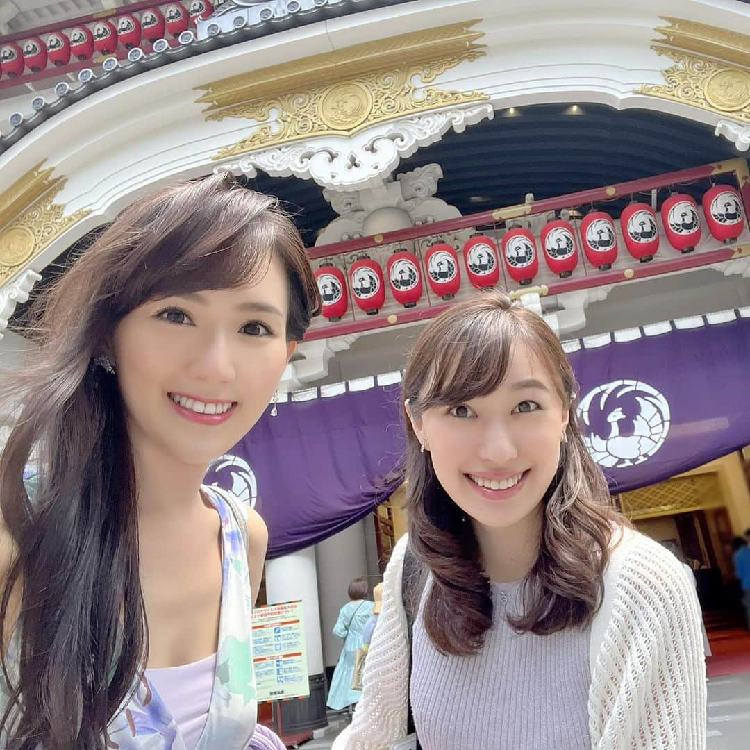 谷中麻里衣さんのインスタグラム写真 - (谷中麻里衣Instagram)「Kabuki ❤️  六月大歌舞伎へ🌸  最初の演目は【菅原伝授手習鑑】✨ 三つ子が別々の主人に仕え、その結果、対立することになる少し悲しいな物語🥺 松王丸、梅王丸、桜丸の三つ子のお着物の柄が松、梅、桜で素敵でした💕 続いては【澤瀉十種の内猪八戒】🐷 「西遊記」の猪八戒を猿之助さんがコミカルに演じていて、楽しかったです😊  大好きな猿之助さんは朝の部ばかりで、お着物きてくと早起きで集中力不足になりがちなので、猿之助さんを目に焼き付ける気合いでワンピースで参上😍笑 さゆりんと葡萄色でかぶったので葡萄ジュースまでコーディネートしてみました🍇 大好物のじゅんさいがデザートに出てきて幸せでした💕  #歌舞伎#大歌舞伎#猿之助#麻里衣歌舞伎#kabuki」7月17日 22時03分 - marieyanaka