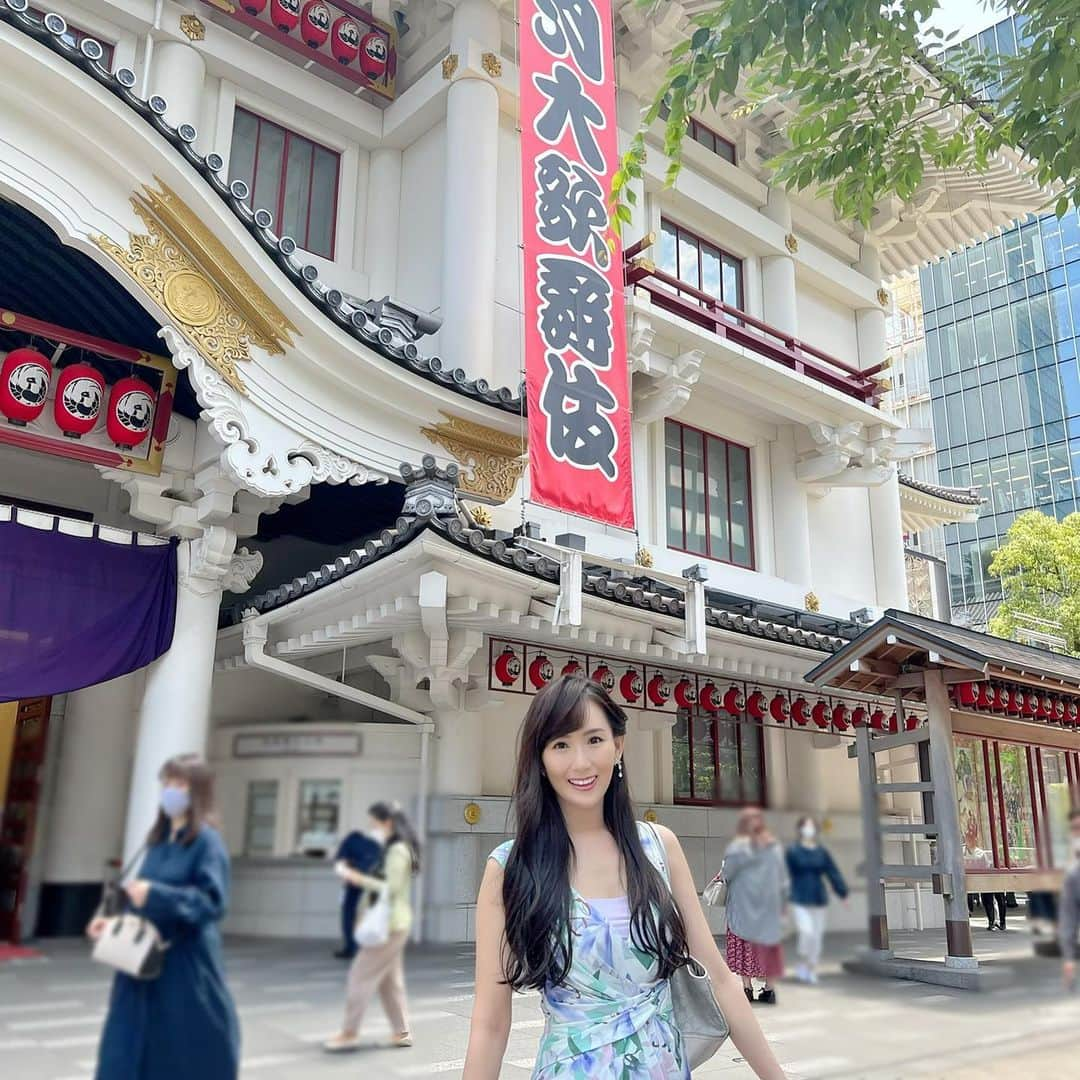 谷中麻里衣さんのインスタグラム写真 - (谷中麻里衣Instagram)「Kabuki ❤️  六月大歌舞伎へ🌸  最初の演目は【菅原伝授手習鑑】✨ 三つ子が別々の主人に仕え、その結果、対立することになる少し悲しいな物語🥺 松王丸、梅王丸、桜丸の三つ子のお着物の柄が松、梅、桜で素敵でした💕 続いては【澤瀉十種の内猪八戒】🐷 「西遊記」の猪八戒を猿之助さんがコミカルに演じていて、楽しかったです😊  大好きな猿之助さんは朝の部ばかりで、お着物きてくと早起きで集中力不足になりがちなので、猿之助さんを目に焼き付ける気合いでワンピースで参上😍笑 さゆりんと葡萄色でかぶったので葡萄ジュースまでコーディネートしてみました🍇 大好物のじゅんさいがデザートに出てきて幸せでした💕  #歌舞伎#大歌舞伎#猿之助#麻里衣歌舞伎#kabuki」7月17日 22時03分 - marieyanaka