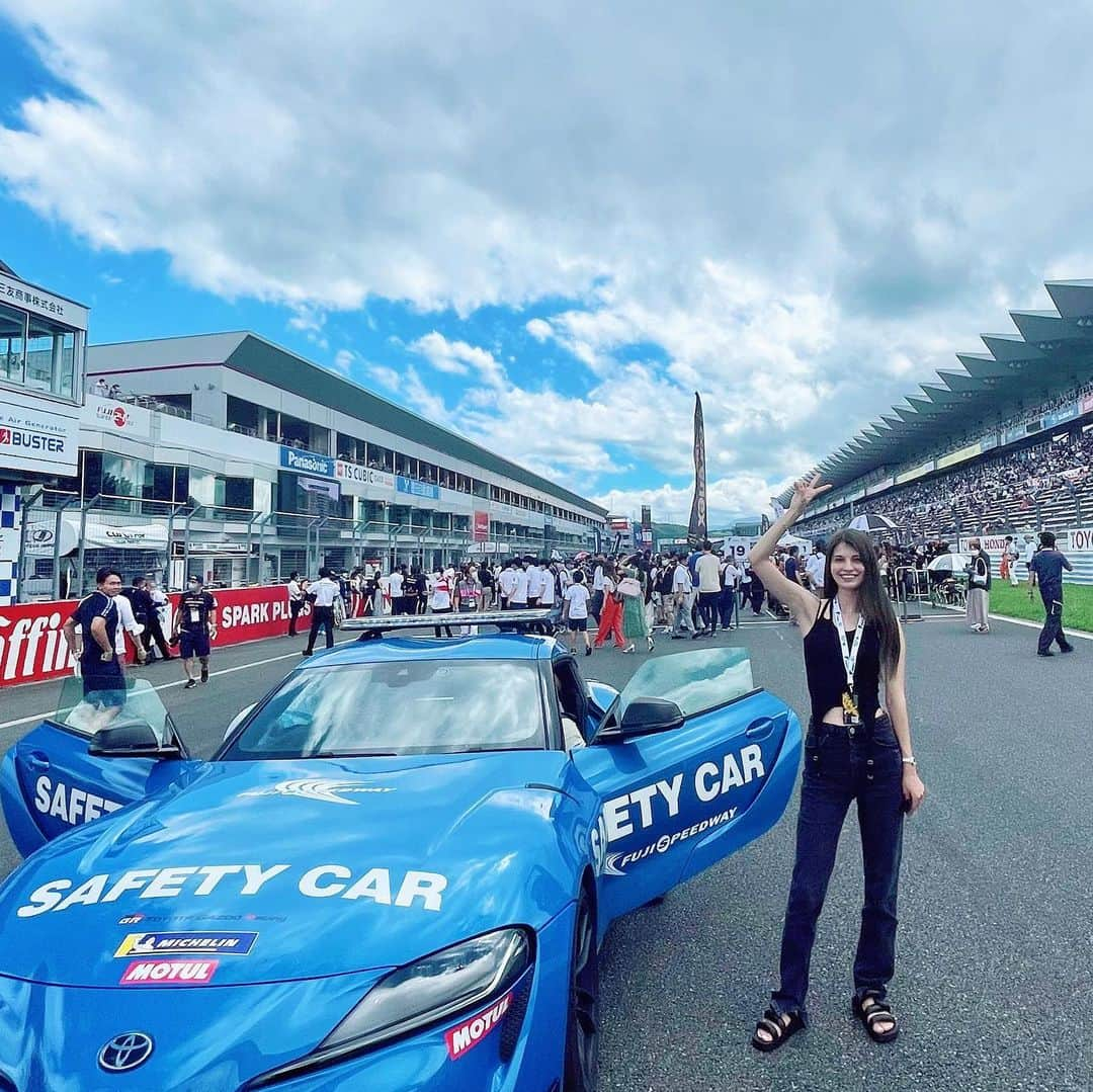 マギーさんのインスタグラム写真 - (マギーInstagram)「@superformula_official 🏁 第6戦！観戦してきました〜 大荒れでしたね😵‍💫 皆様大変お疲れ様でした。  ご招待いただいた、雄飛くん、チームインパル、JRP様ありがとうございました！  #なぞにセーフティーカーと記念撮影笑」7月17日 22時03分 - maggymoon