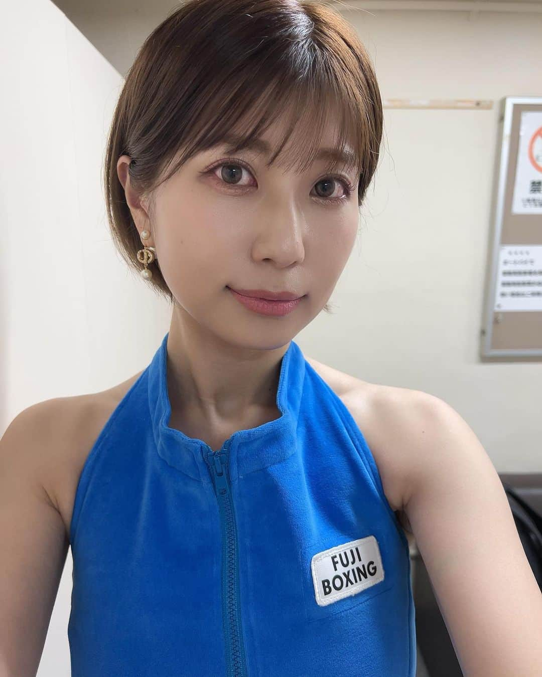 天野麻菜さんのインスタグラム写真 - (天野麻菜Instagram)「『FUJI BOXING-PHOENIX BATTLE』 7/17(日)26:30～フジテレビにてOA  まもなくです。 ぜひ観てくださいませ🥊  放送がない地域の皆様は、TVerもしくはFODプレミアムでチェックしてください📺  🍎  #ボクシング #boxing #フジボクシング #テレビ #スポーツ #格闘技 #フェニックスバトル #フジテレビ #タイトルマッチ #防衛戦 #リングガール #ラウンドガール #天野麻菜 #雪平莉左 #後楽園ホール #tver #fodプレミアム」7月18日 1時42分 - akaringo_mana