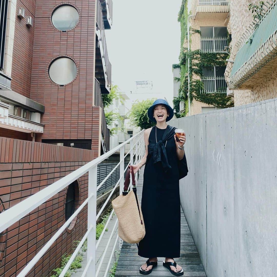 高山都さんのインスタグラム写真 - (高山都Instagram)「昨日は朝から撮影して、終わってから🙋🏻‍♂️と合流し、家具を買いにいく。 @haluta_tokyo にて。 何度も何度も通って見てた、大きな大物くん(値段も大きさも存在感も)とうとう心を決めた(夫が) 届くのが楽しみだなー。 そのあと、 仲良しのなほさん @nahokotakahashi と合流し　@kijimatakayuki さんの展示会へ。もう2023年の夏を思うなんて。と、遠い…笑 ワタシたちの帽子はほぼキジマさんなぐらい大好きなブランドで選ぶのも楽しかった。 木島さんの人柄も大好き。 最後は、 @chigo_official のポップアップへ。 デザイナーさんがヨーロッパで集めてきたアンティークのジュエリーをベースに組み立てられたネックレスやブレスレットが可愛すぎて…自分だけの一本を見つけてきました。 Tシャツとかシャツに遊びで入れる感じとか絶対かわいい。 ワタシの時計もアンティークのRolexなので相性も抜群で、色んなシーンで使っていきたいなー。 詰め込みに詰め込んだ昨日1日、最後にはグッタリしましたがら、いい出会いがたくさんでした。 #都ふく　は one-piece @bacca_jp  shirt @aton_tokyo  hat @kijimatakayuki  sandal @therow  bag @isabelmarant ブラックワンピースに同色のシャツは、巻いたりかけたり羽織ったり、暑いし冷えるしの夏のあれこれに、便利でありました。」7月18日 10時10分 - miyare38